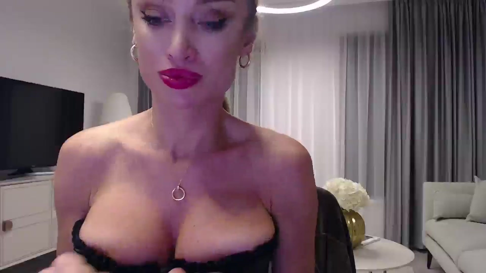 Gallery image thumbnail from Anayys's myfreecams stream on, 12/21/2024, 16:00 image 11 of 20