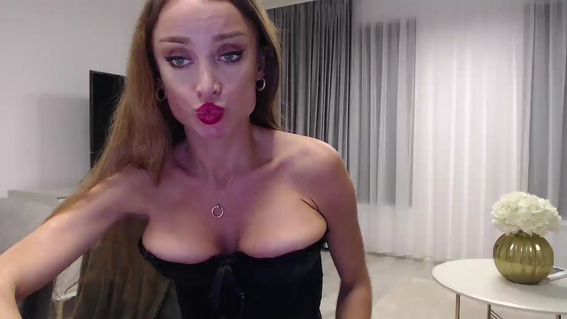 Gallery image thumbnail from Anayys's myfreecams stream on, 12/21/2024, 16:17 image 19 of 20