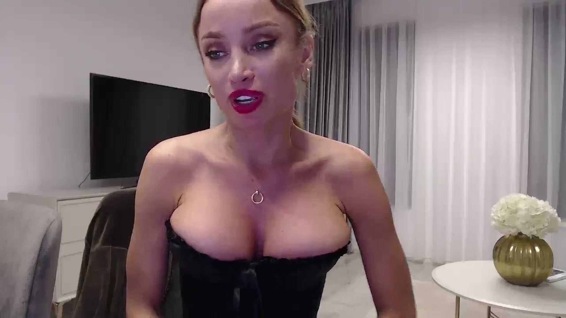 Gallery image thumbnail from Anayys's myfreecams stream on, 12/21/2024, 16:17 image 14 of 20