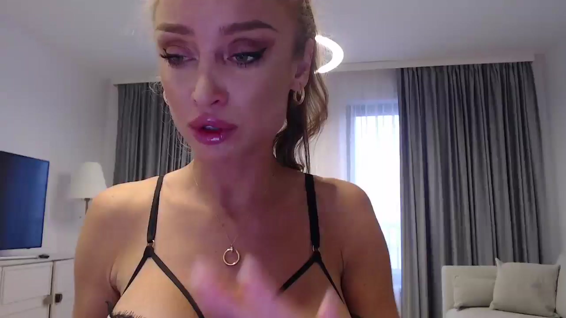 Gallery image thumbnail from Anayys's myfreecams stream on, 12/22/2024, 14:19 image 12 of 20