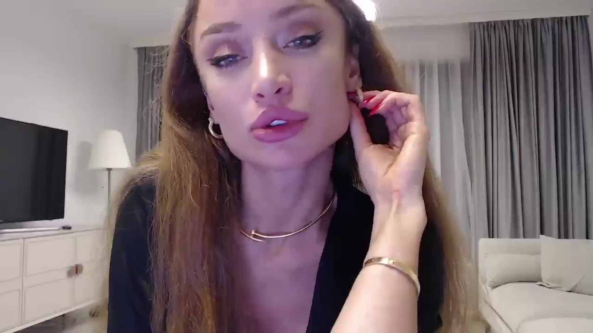 Gallery image thumbnail from Anayys's myfreecams stream on, 12/24/2024, 15:41 image 5 of 20