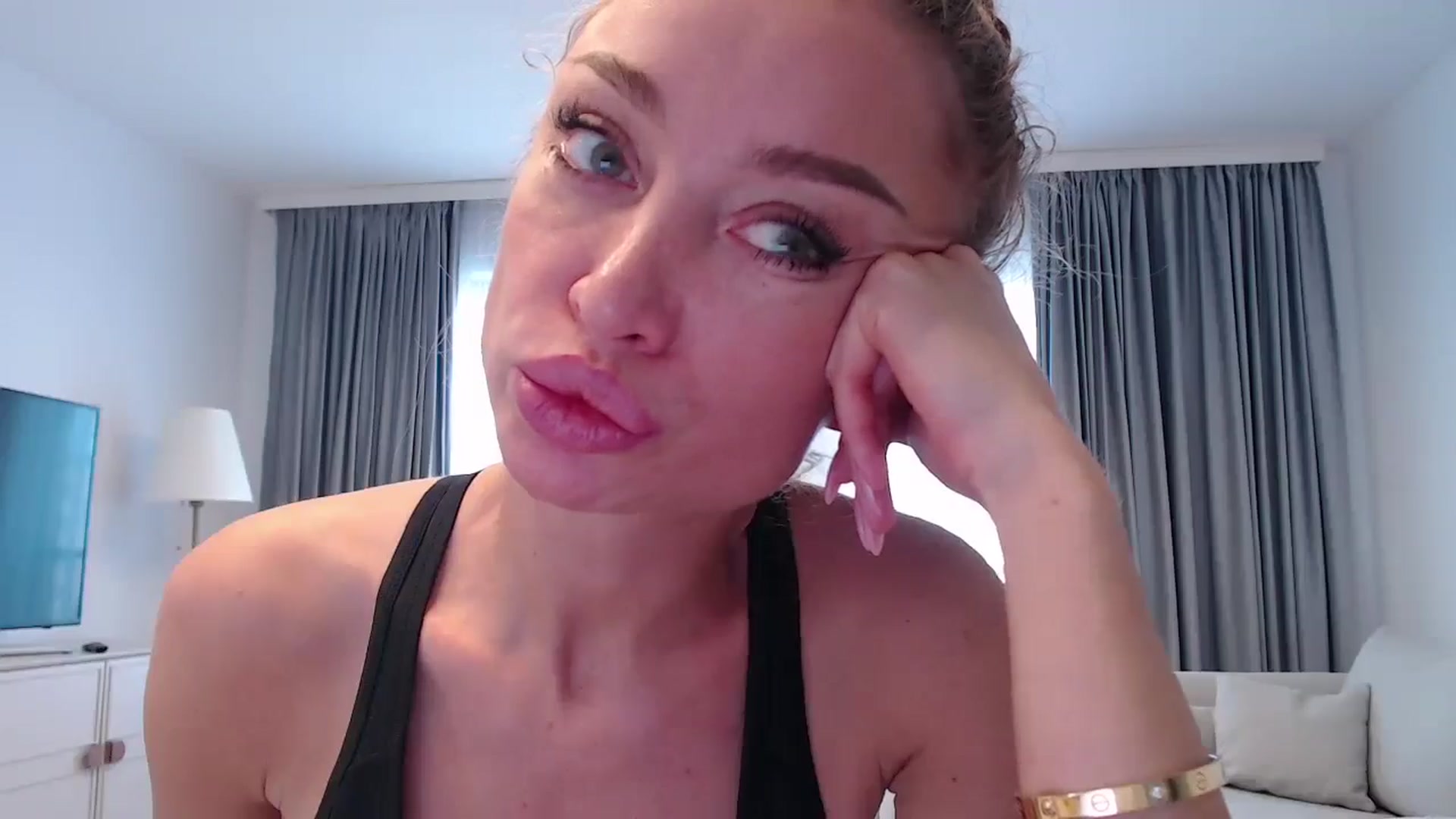 Gallery image thumbnail from Anayys's myfreecams stream on, 12/30/2024, 13:03 image 13 of 20