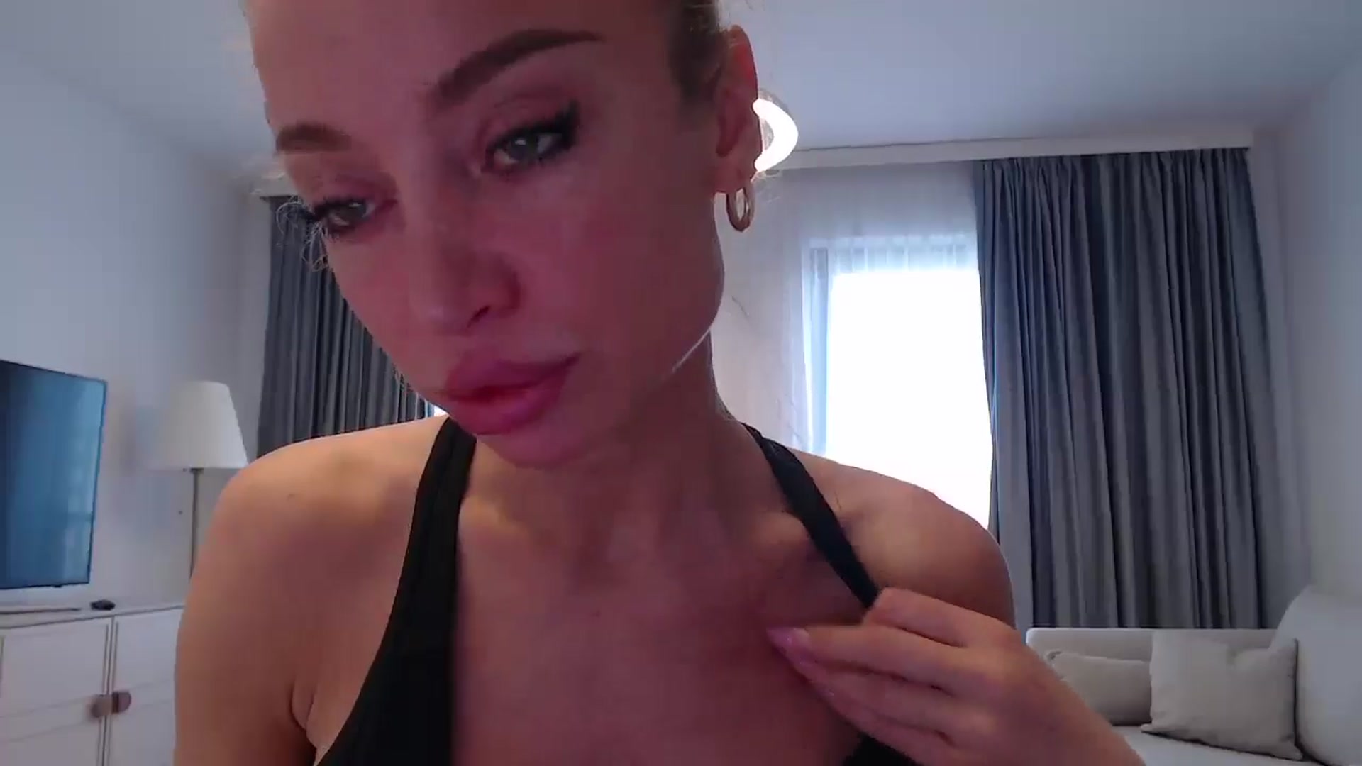 Gallery image thumbnail from Anayys's myfreecams stream on, 12/30/2024, 13:03 image 11 of 20