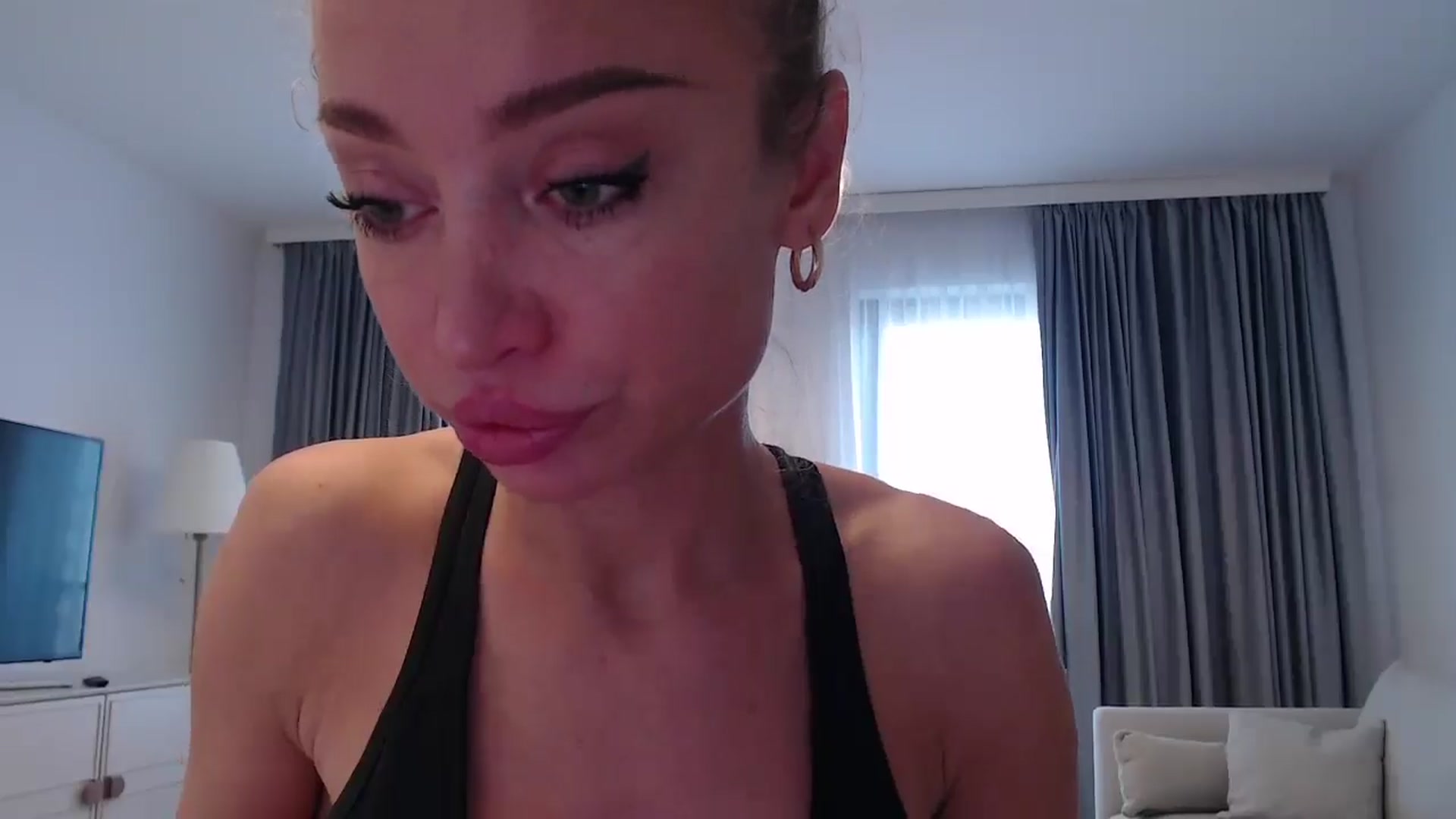 Gallery image thumbnail from Anayys's myfreecams stream on, 12/30/2024, 13:03 image 7 of 20