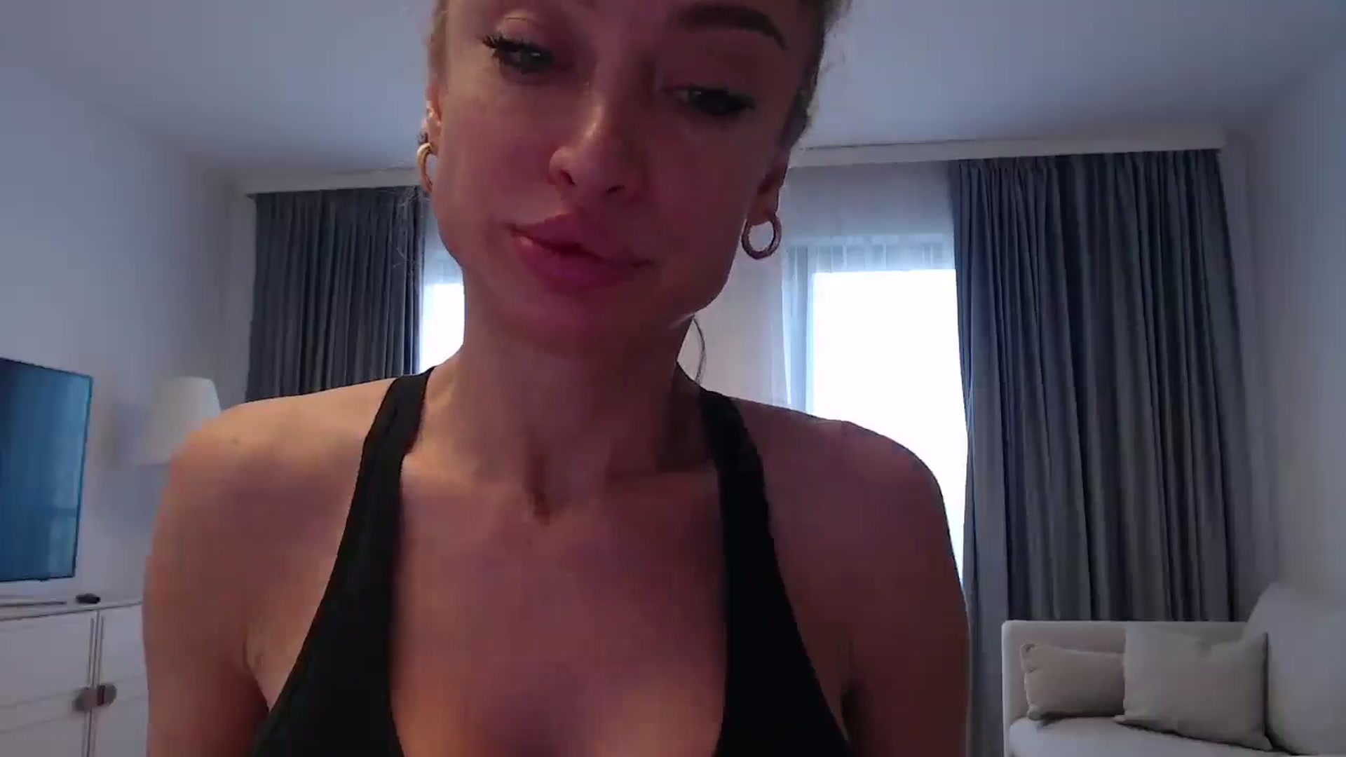 Gallery image thumbnail from Anayys's myfreecams stream on, 12/30/2024, 13:03 image 14 of 20