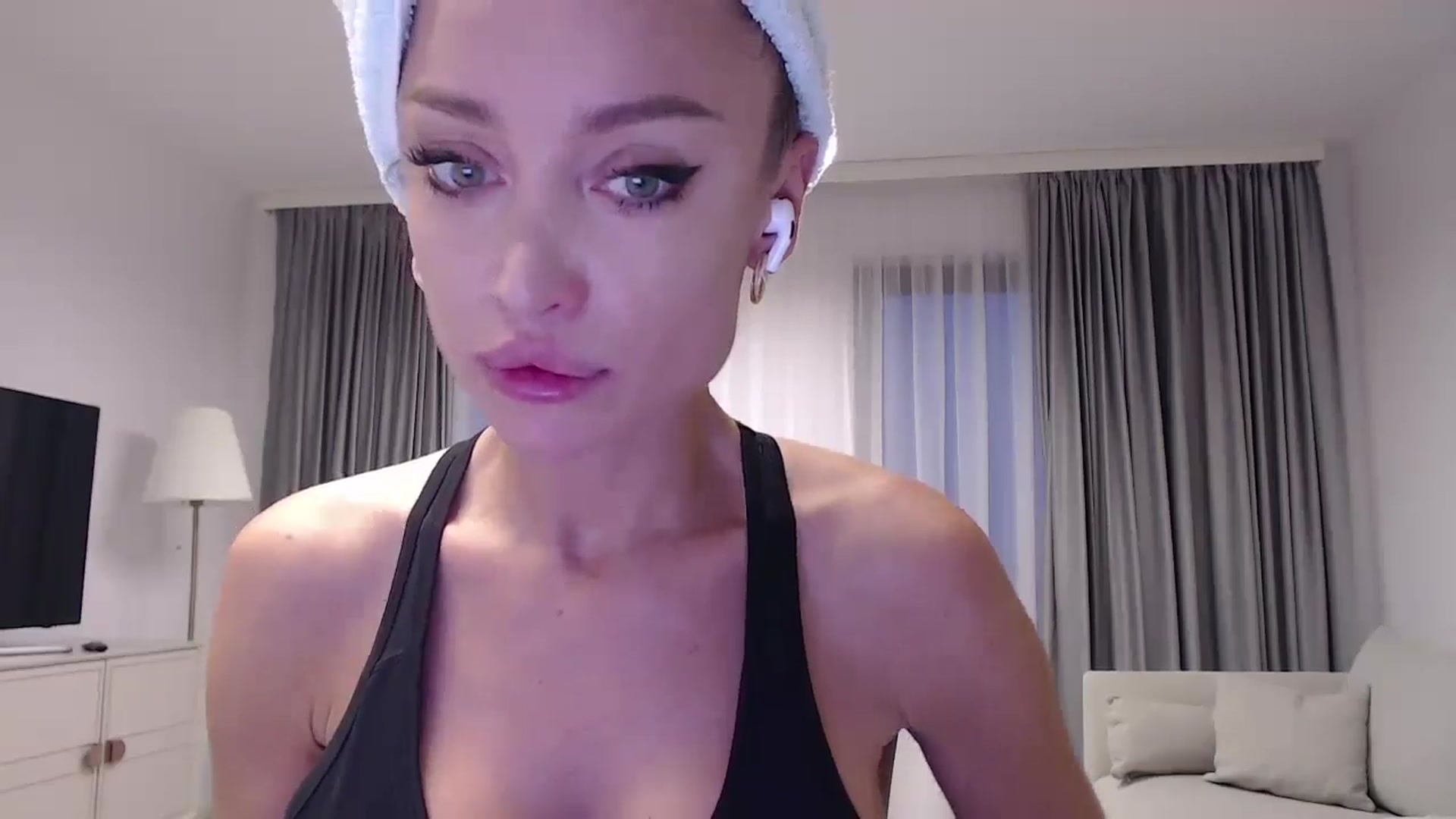 Gallery image thumbnail from Anayys's myfreecams stream on, 12/30/2024, 15:13 image 8 of 20