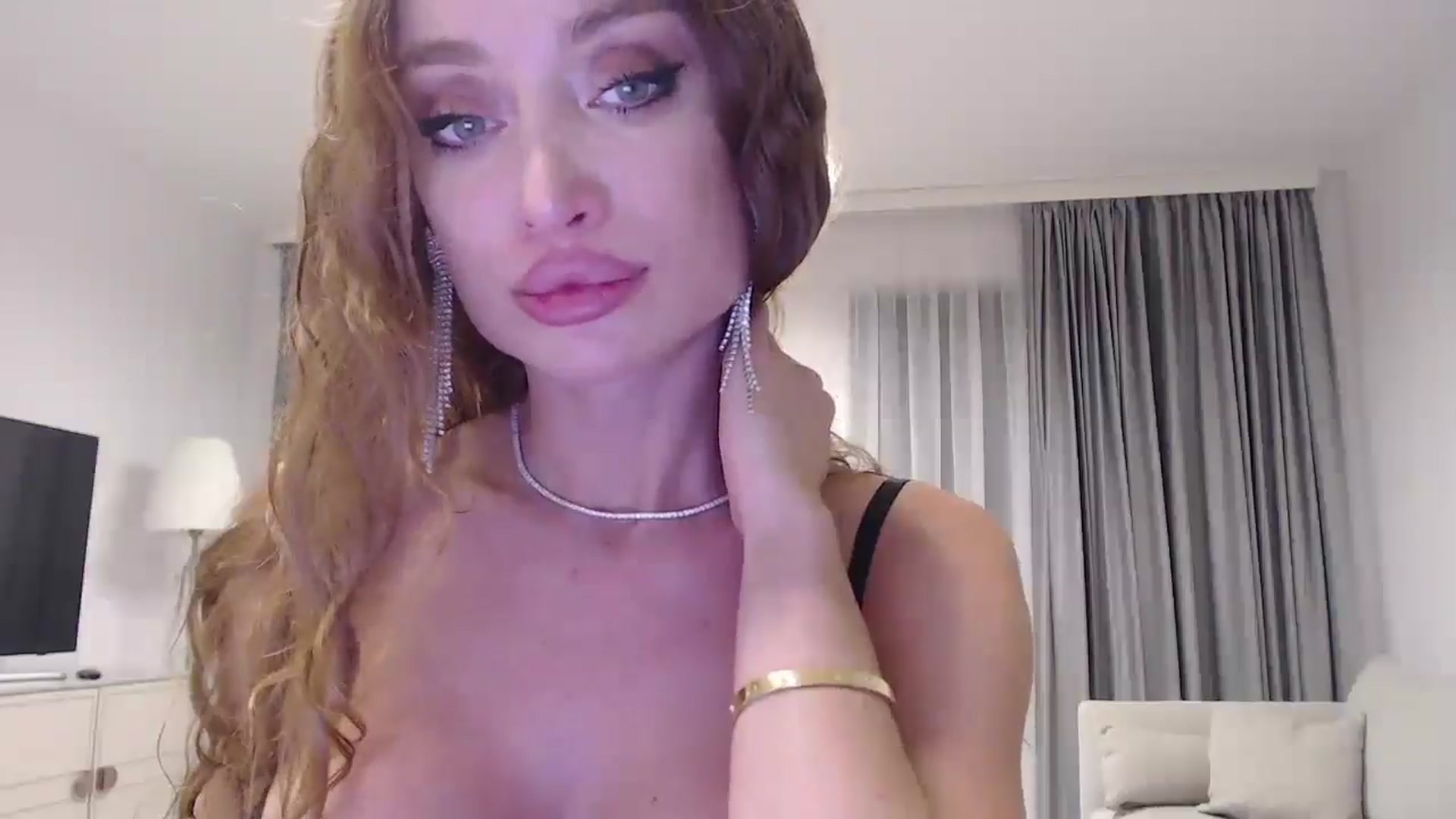 Gallery image thumbnail from Anayys's myfreecams stream on, 01/01/2025, 20:42 image 2 of 20