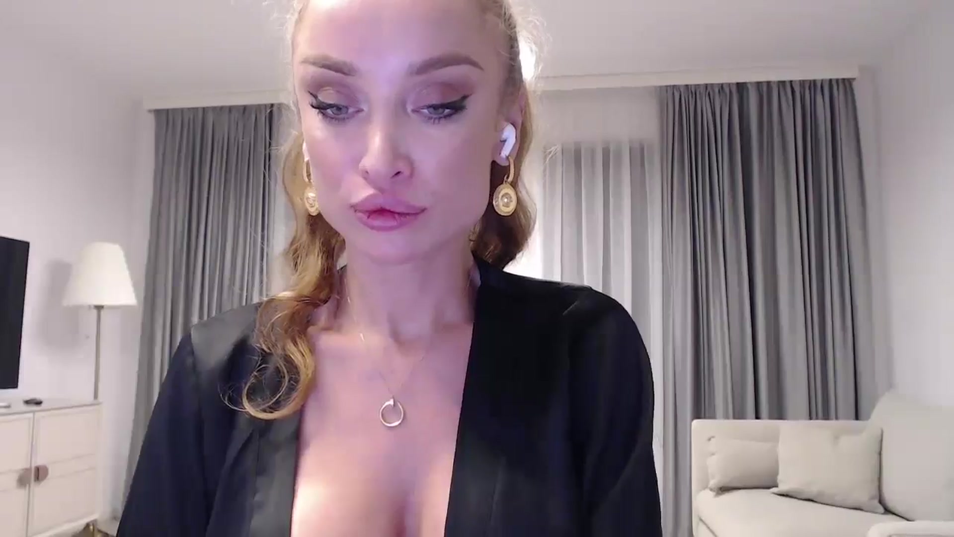 Gallery image thumbnail from Anayys's myfreecams stream on, 01/04/2025, 16:32 image 7 of 20