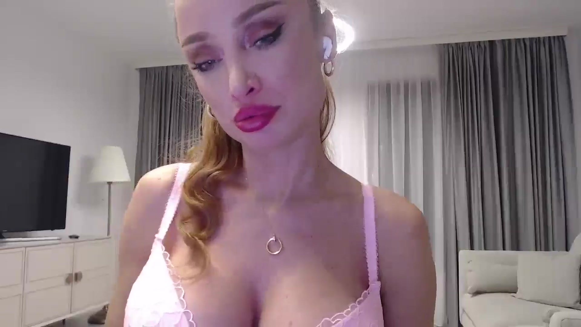 Gallery image thumbnail from Anayys's myfreecams stream on, 01/08/2025, 19:51 image 9 of 20