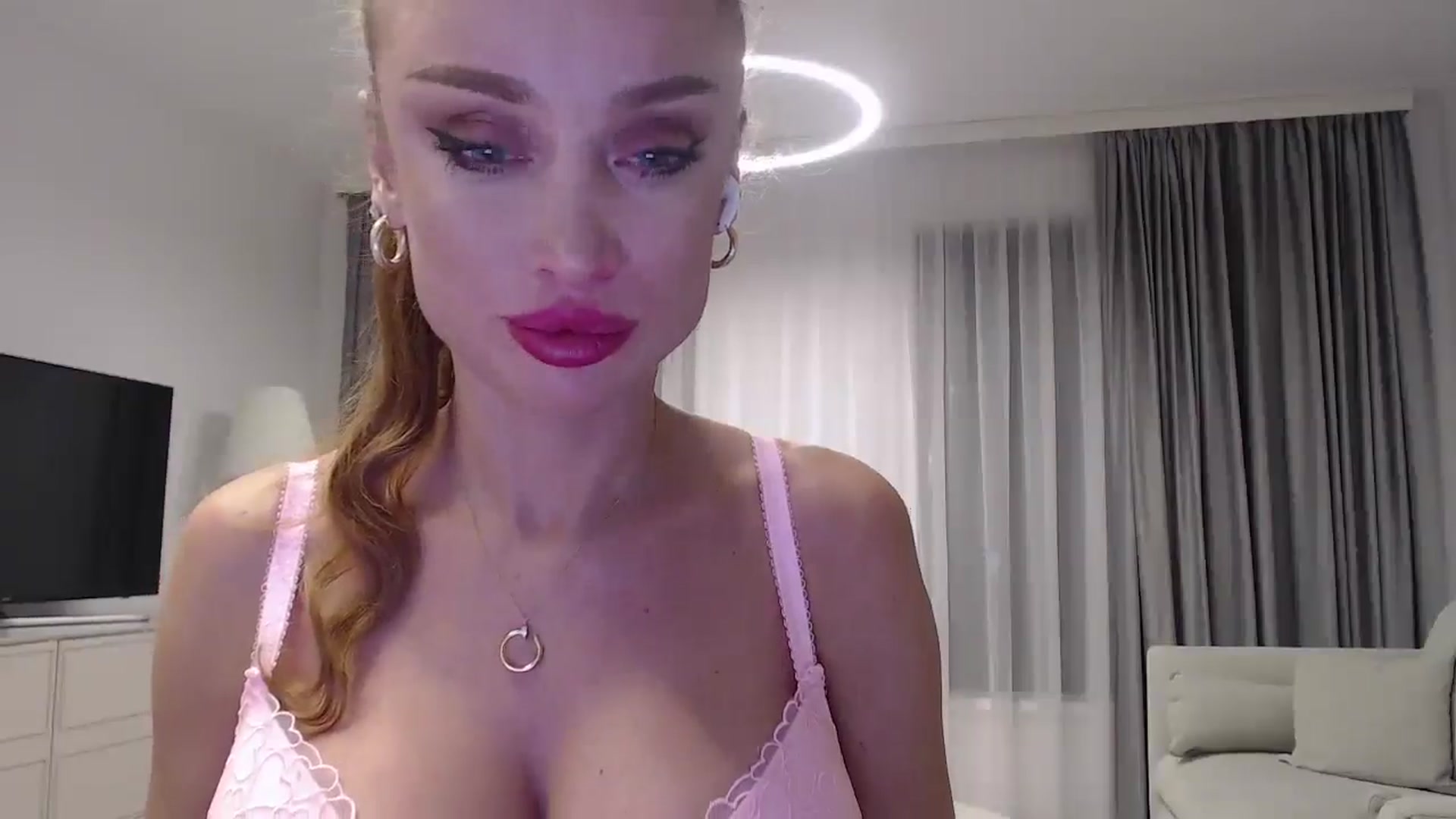 Gallery image thumbnail from Anayys's myfreecams stream on, 01/08/2025, 19:51 image 17 of 20