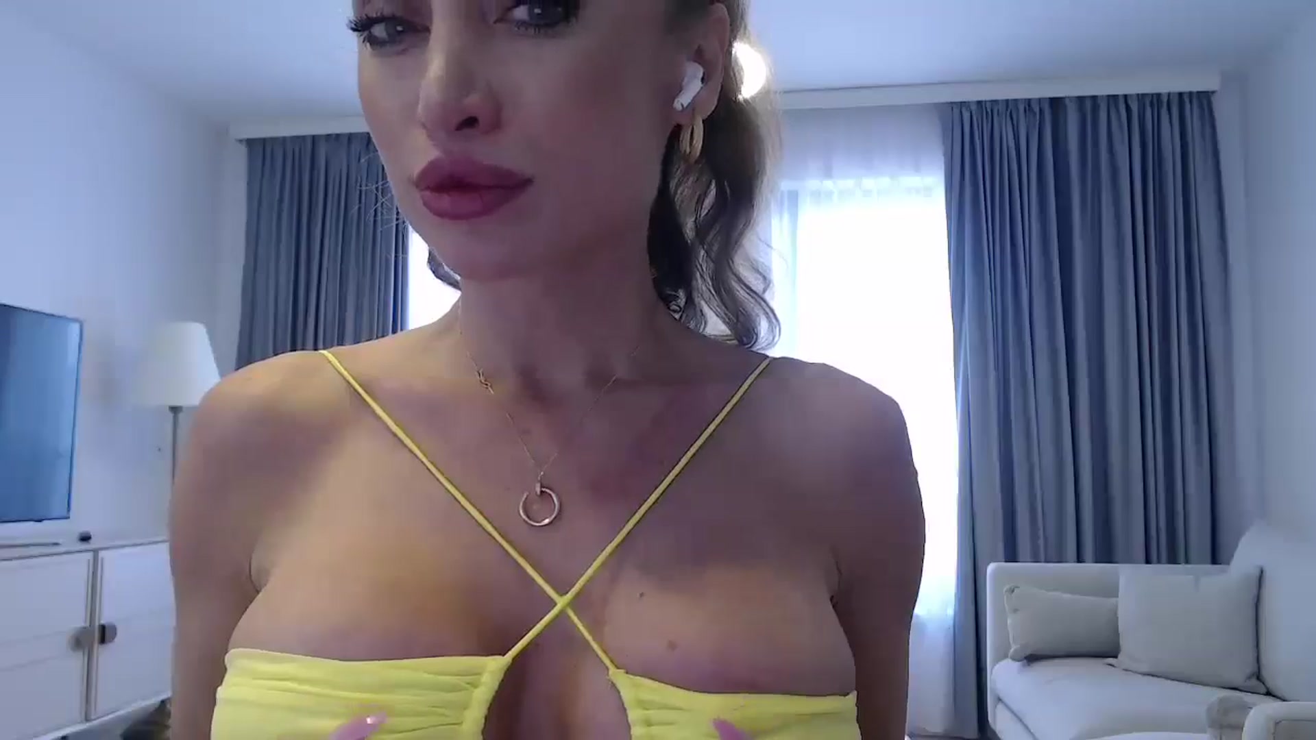 Gallery image thumbnail from Anayys's myfreecams stream on, 01/15/2025, 09:05 image 8 of 20