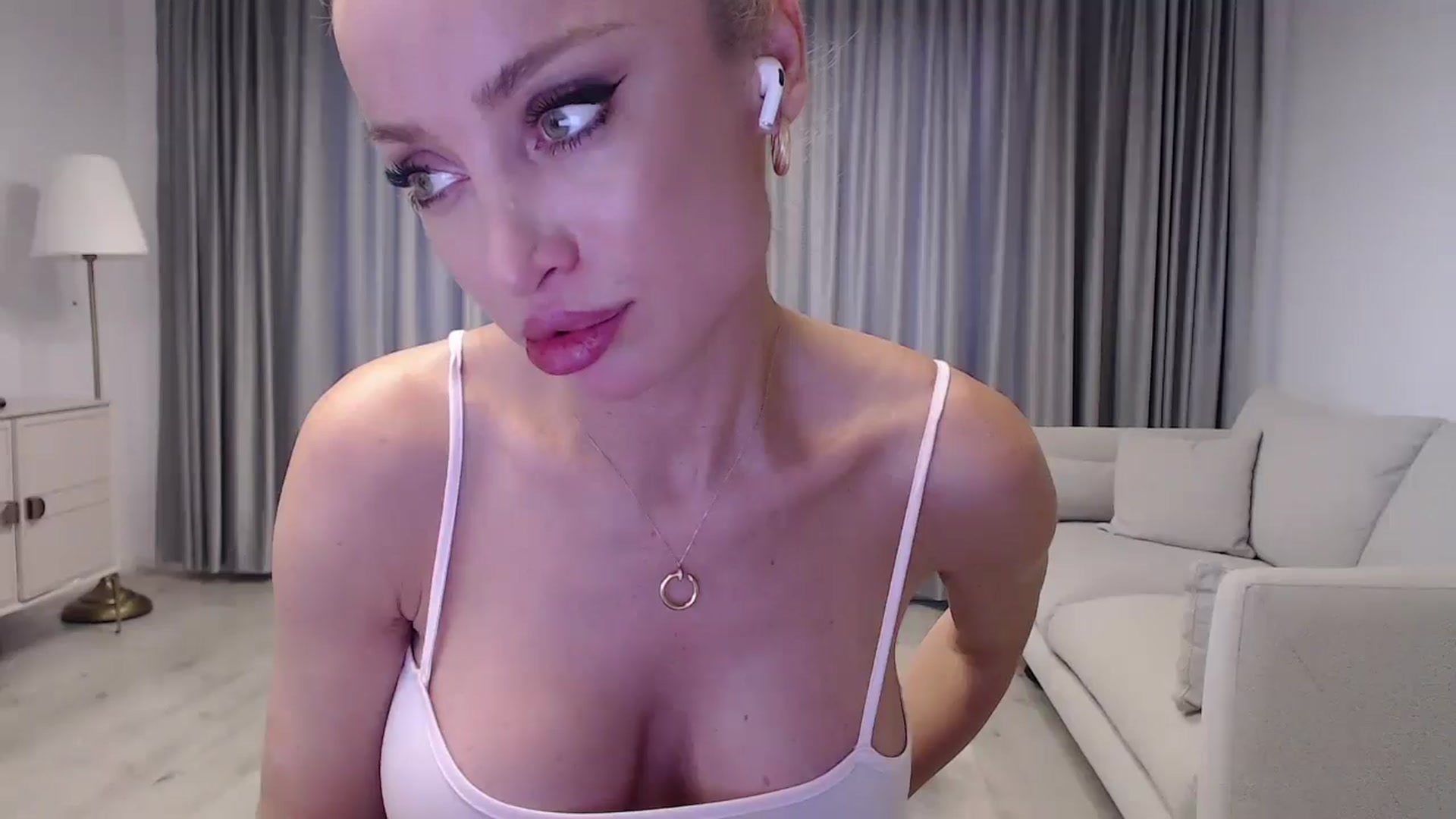 Gallery image thumbnail from Anayys's myfreecams stream on, 01/15/2025, 14:08 image 16 of 20