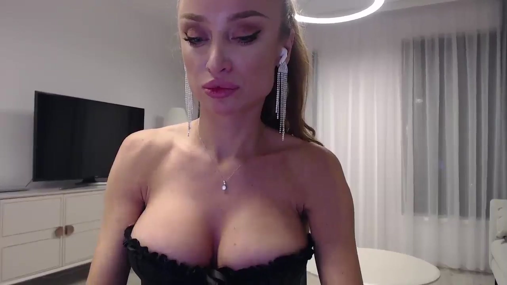 Gallery image thumbnail from Anayys's myfreecams stream on, 01/20/2025, 19:18 image 8 of 20