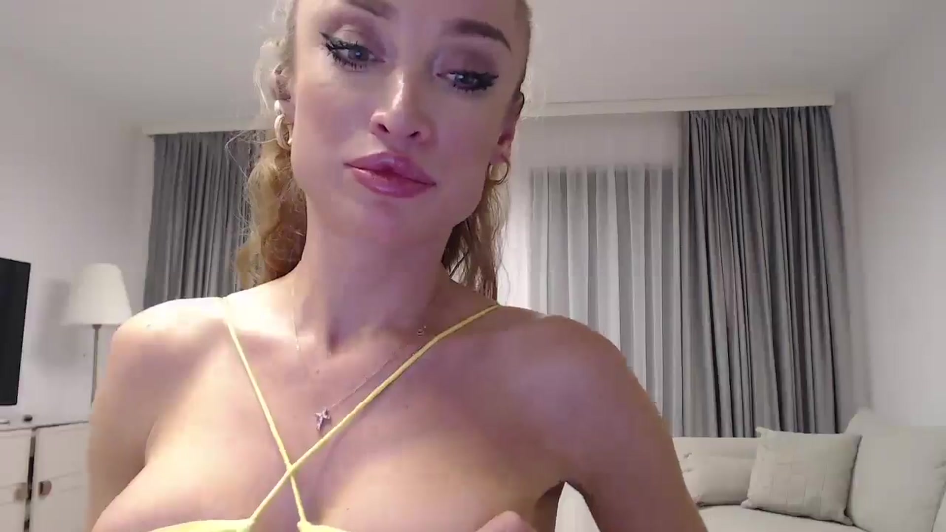 Gallery image thumbnail from Anayys's myfreecams stream on, 01/28/2025, 16:19 image 15 of 20