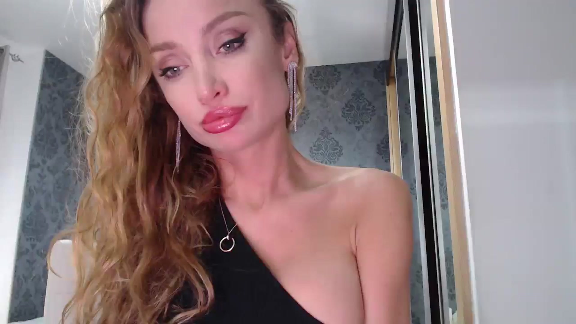 Gallery image thumbnail from Anayys's myfreecams stream on, 03/22/2025, 12:37 image 4 of 20