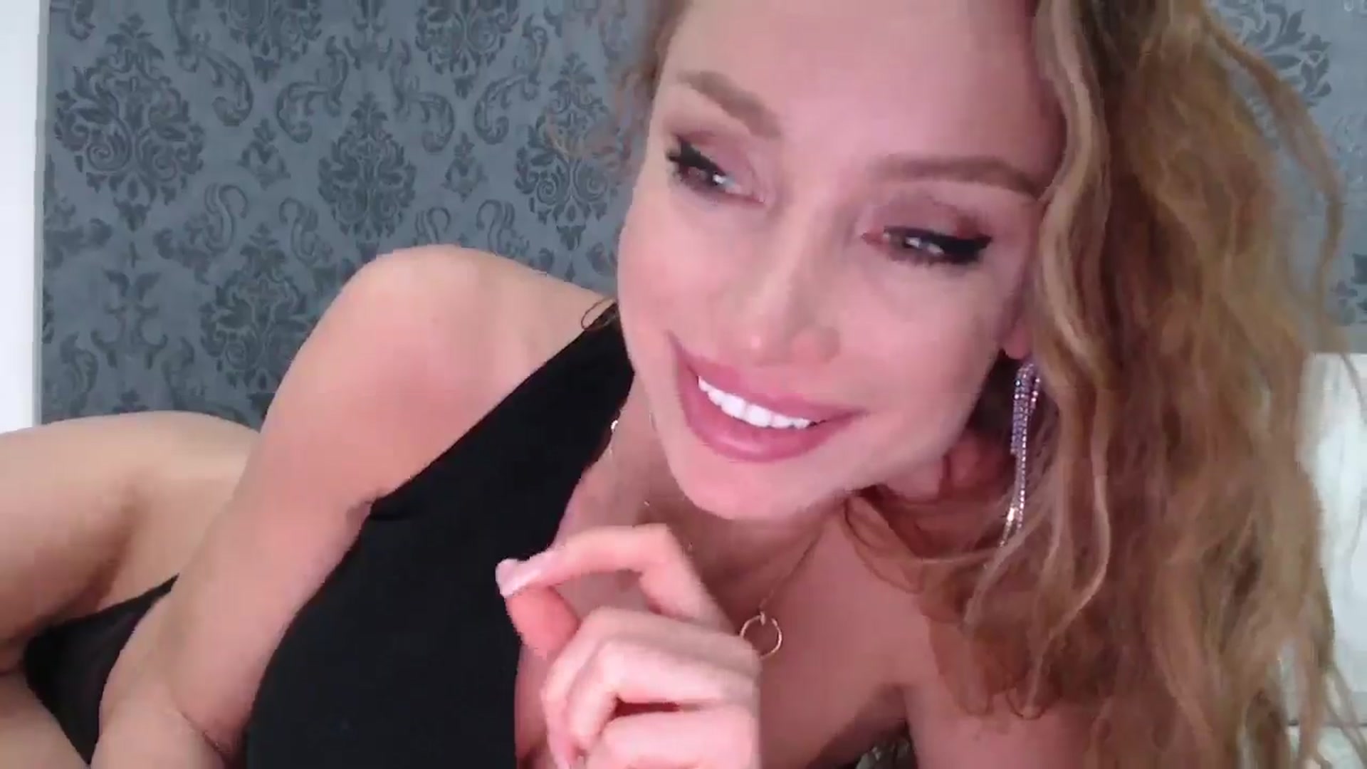 Gallery image thumbnail from Anayys's myfreecams stream on, 03/22/2025, 13:20 image 6 of 20