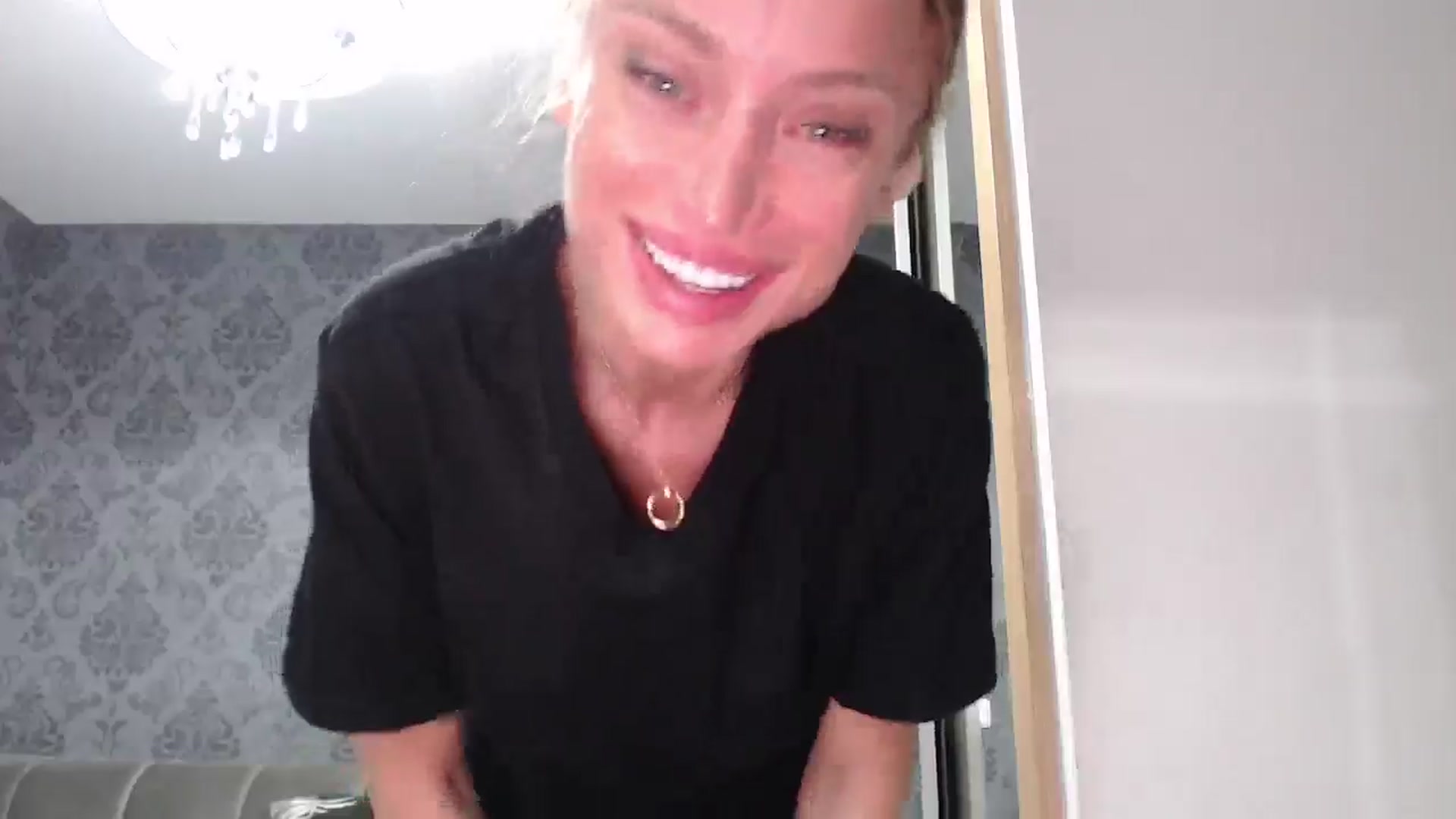 Gallery image thumbnail from Anayys's myfreecams stream on, 04/01/2025, 24:29 image 18 of 20