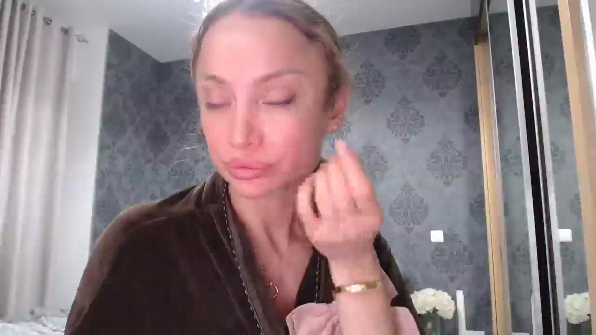 Gallery image thumbnail from Anayys's myfreecams stream on, 04/07/2025, 03:03 image 16 of 20