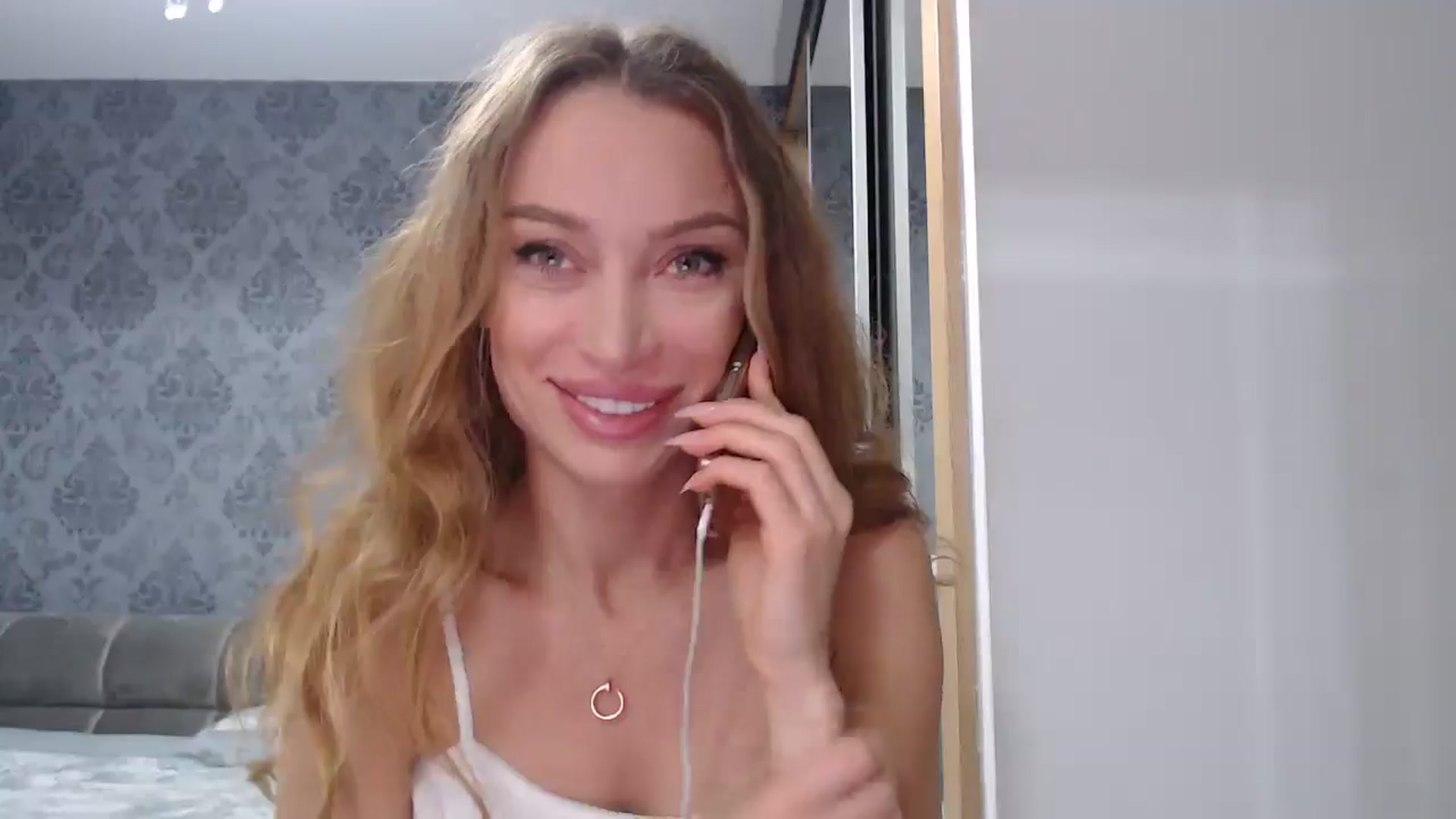 Gallery image thumbnail from Anayys's myfreecams stream on, 04/16/2025, 07:00 image 4 of 20