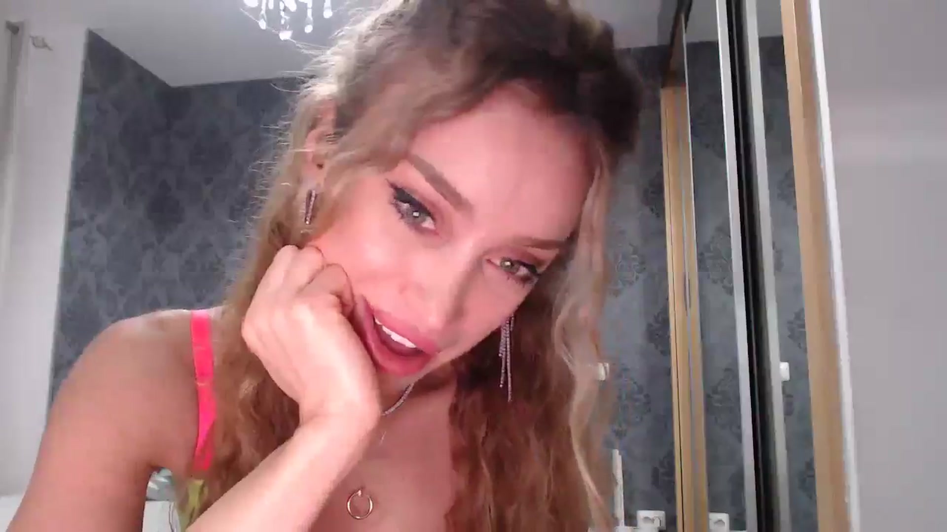 Gallery image thumbnail from Anayys's myfreecams stream on, 04/19/2025, 12:20 image 14 of 20
