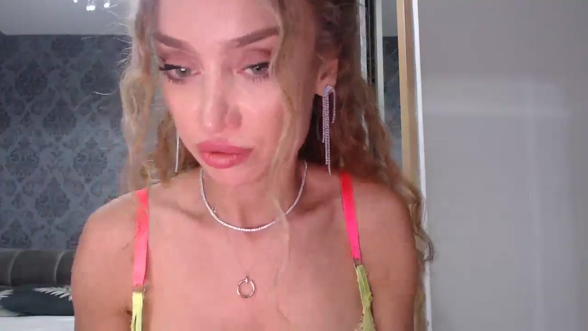Gallery image thumbnail from Anayys's myfreecams stream on, 04/19/2025, 12:20 image 10 of 20