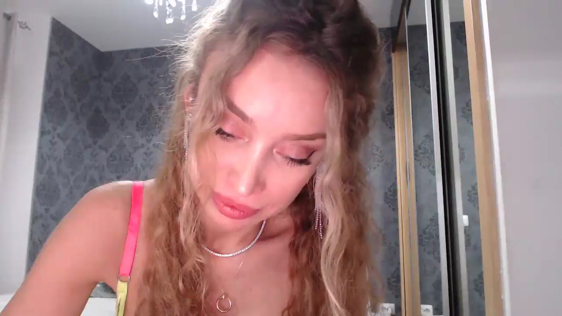 Gallery image thumbnail from Anayys's myfreecams stream on, 04/19/2025, 12:20 image 15 of 20