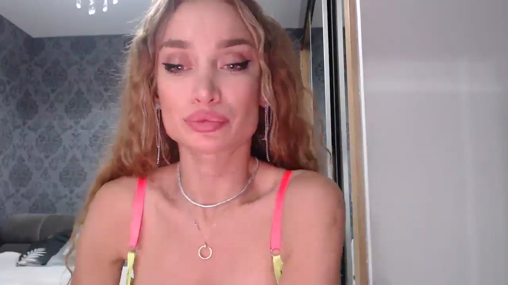 Gallery image thumbnail from Anayys's myfreecams stream on, 04/19/2025, 22:19 image 8 of 20