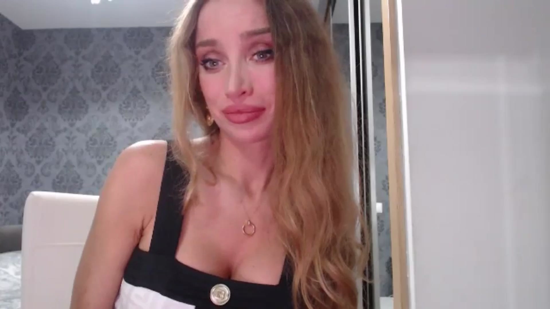 Gallery image thumbnail from Anayys's myfreecams stream on, 05/17/2025, 19:13 image 17 of 20