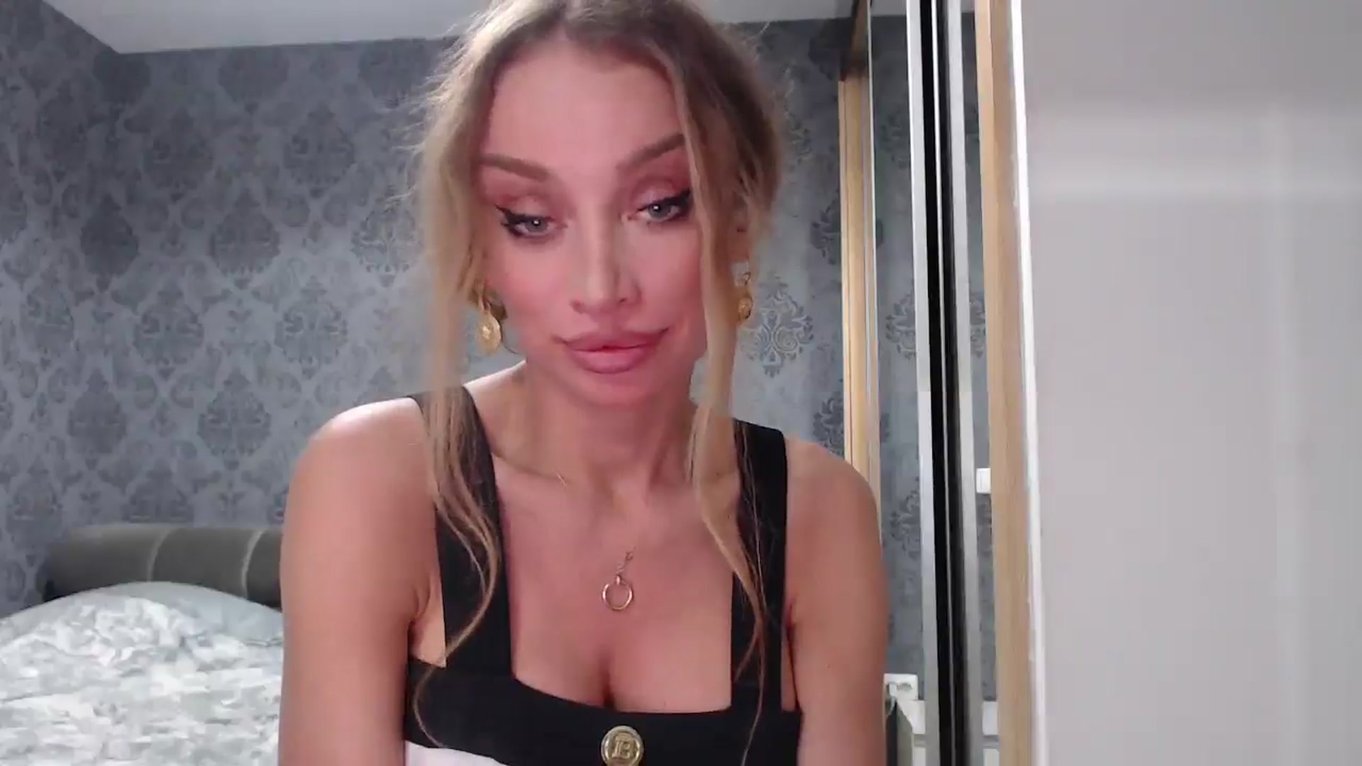 Gallery image thumbnail from Anayys's myfreecams stream on, 05/18/2025, 02:16 image 12 of 20