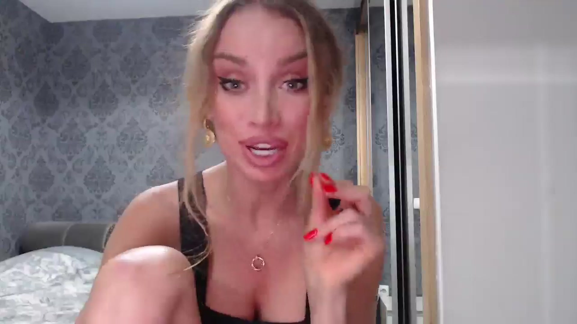 Gallery image thumbnail from Anayys's myfreecams stream on, 05/18/2025, 02:16 image 10 of 20