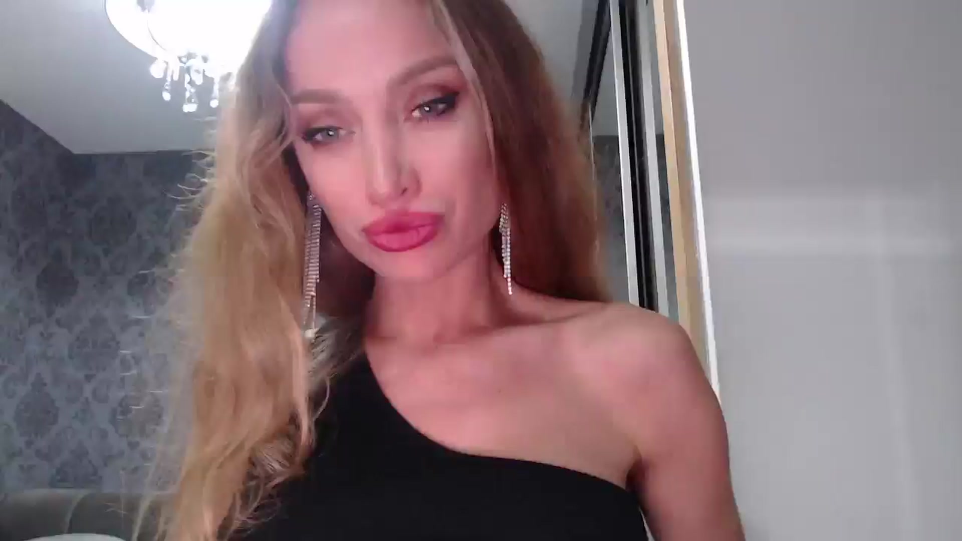 Gallery image thumbnail from Anayys's myfreecams stream on, 05/19/2025, 23:20 image 1 of 20