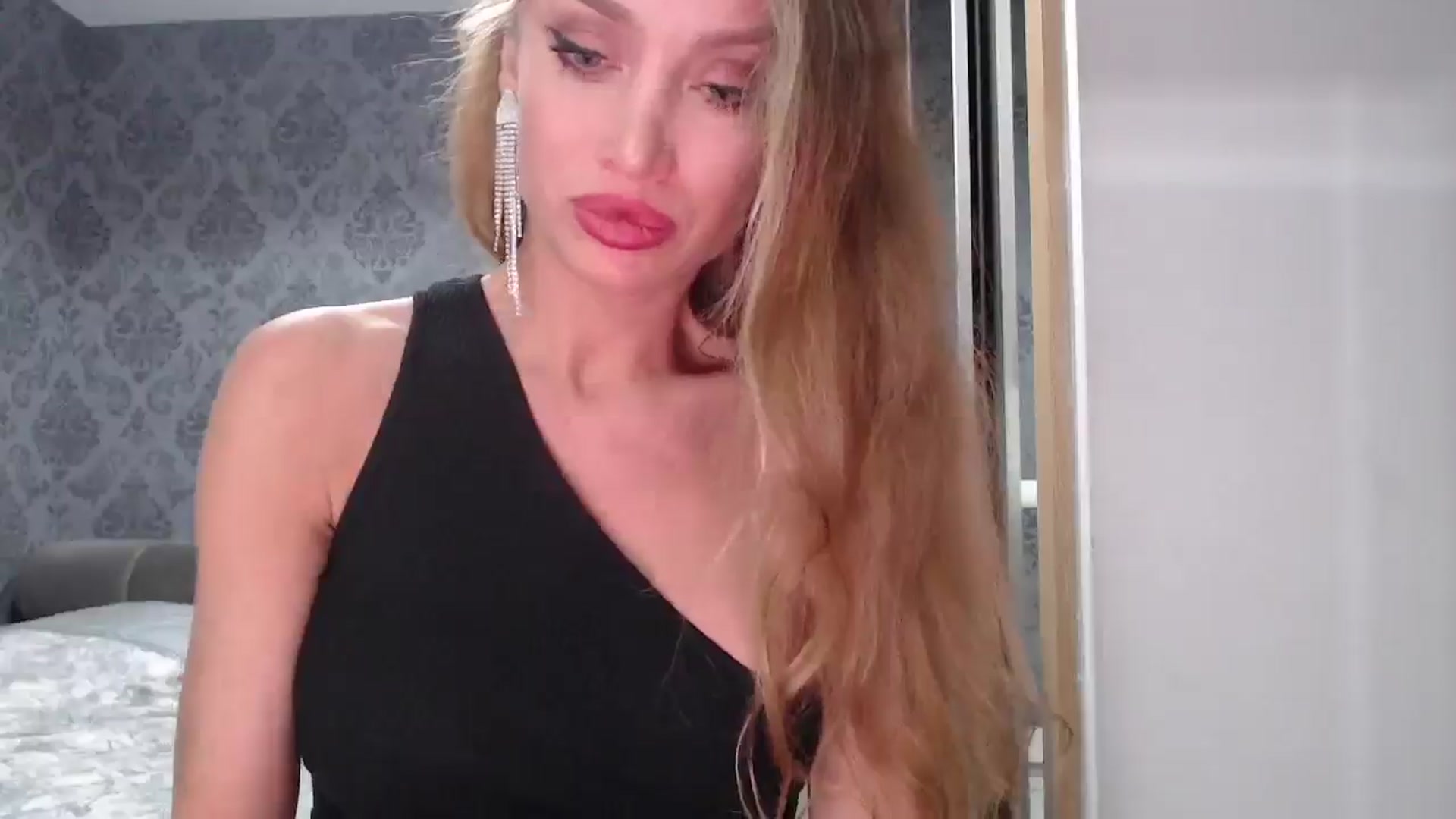 Gallery image thumbnail from Anayys's myfreecams stream on, 05/19/2025, 23:20 image 19 of 20