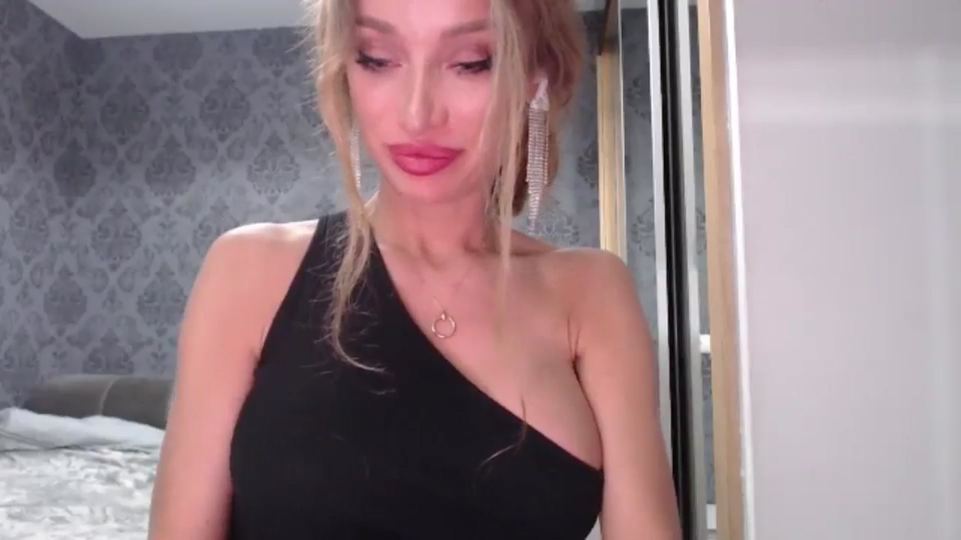 Gallery image thumbnail from Anayys's myfreecams stream on, 05/20/2025, 01:37 image 10 of 20