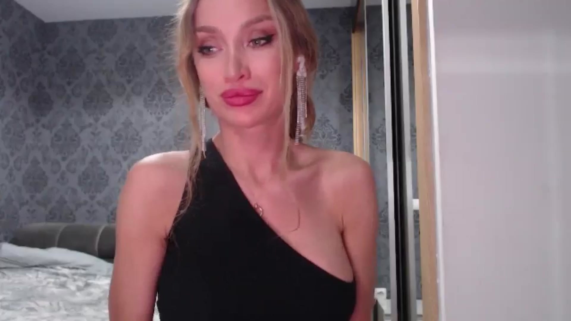 Gallery image thumbnail from Anayys's myfreecams stream on, 05/20/2025, 01:37 image 8 of 20