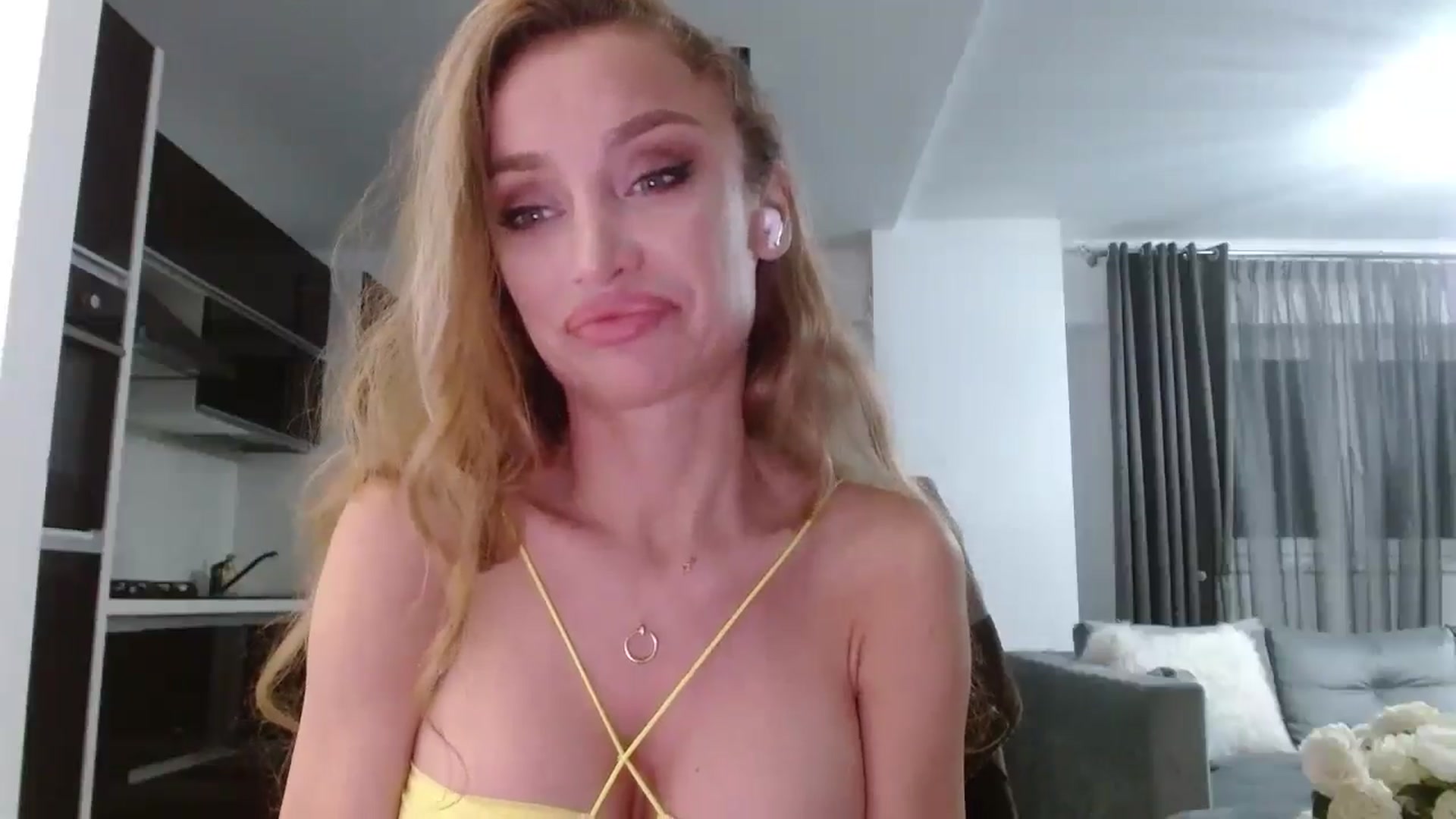 Gallery image thumbnail from Anayys's myfreecams stream on, 05/28/2025, 24:00 image 18 of 20