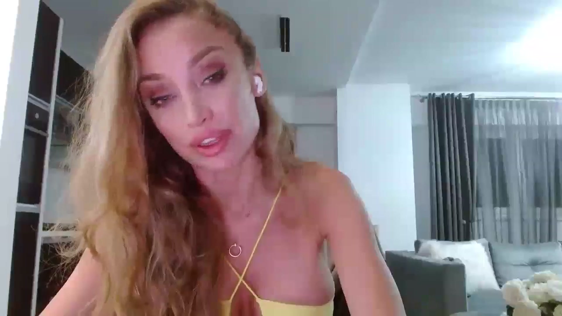 Gallery image thumbnail from Anayys's myfreecams stream on, 05/28/2025, 24:00 image 15 of 20