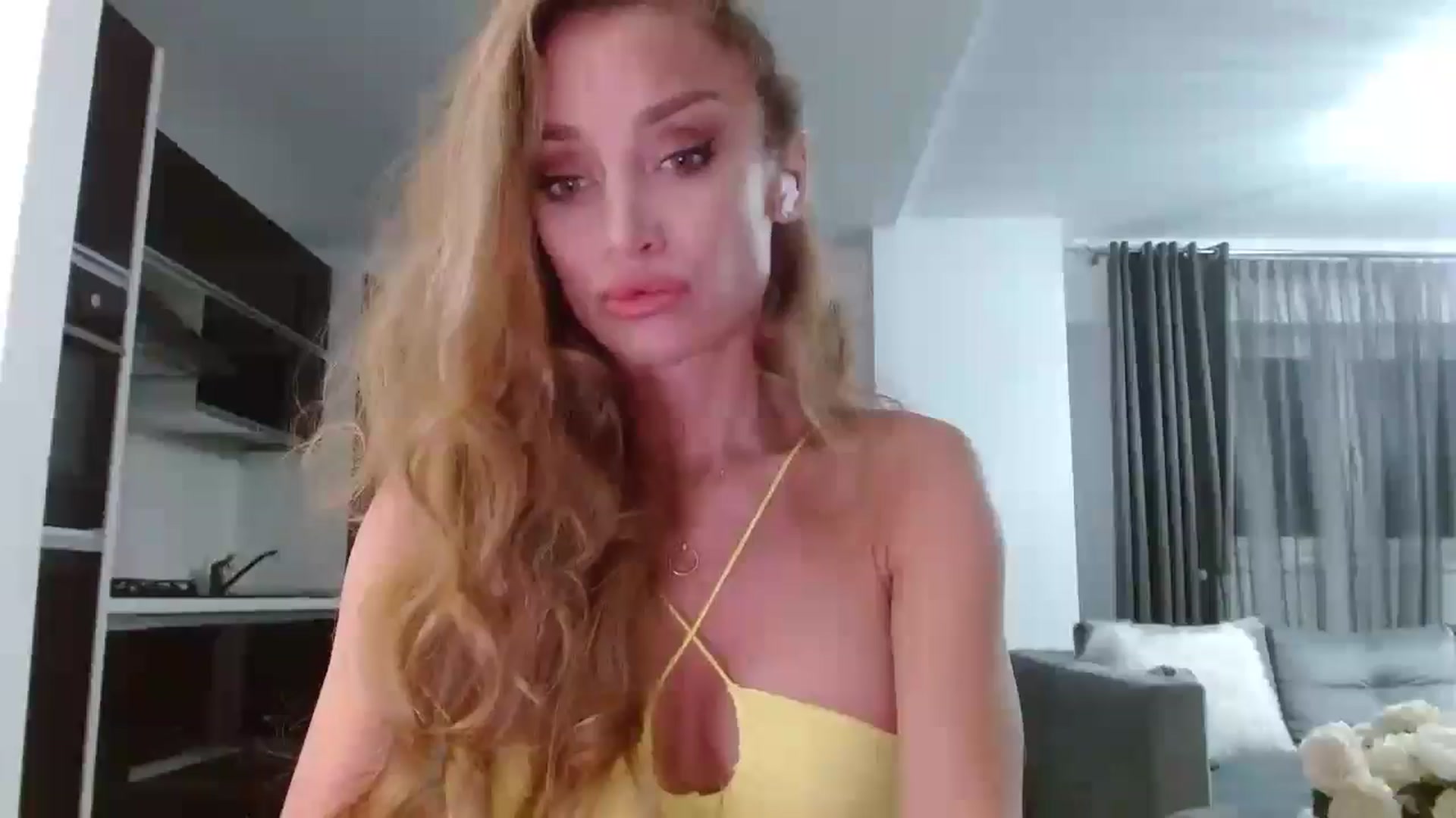 Gallery image thumbnail from Anayys's myfreecams stream on, 05/28/2025, 24:00 image 16 of 20