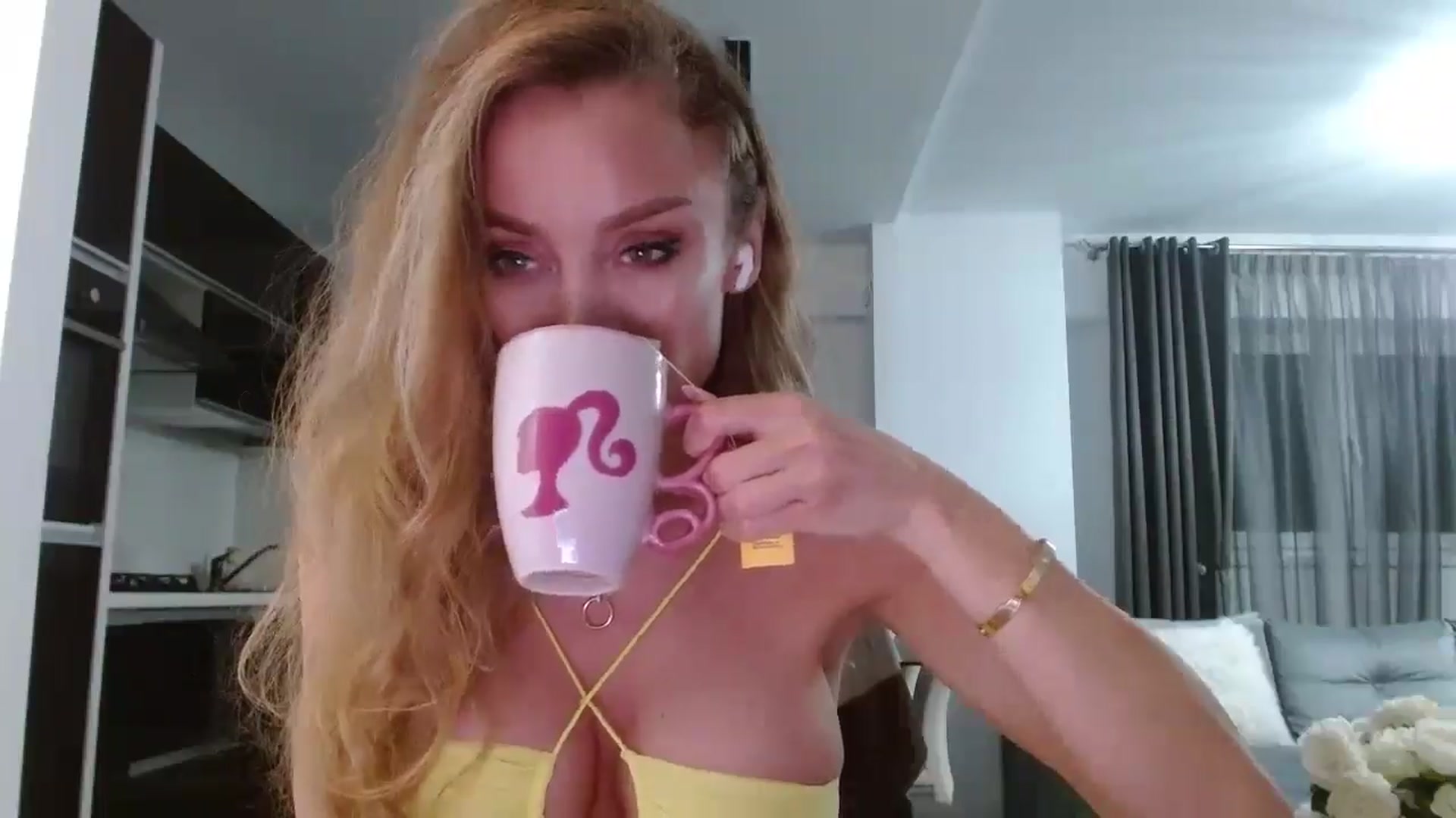 Gallery image thumbnail from Anayys's myfreecams stream on, 05/28/2025, 24:37 image 6 of 20