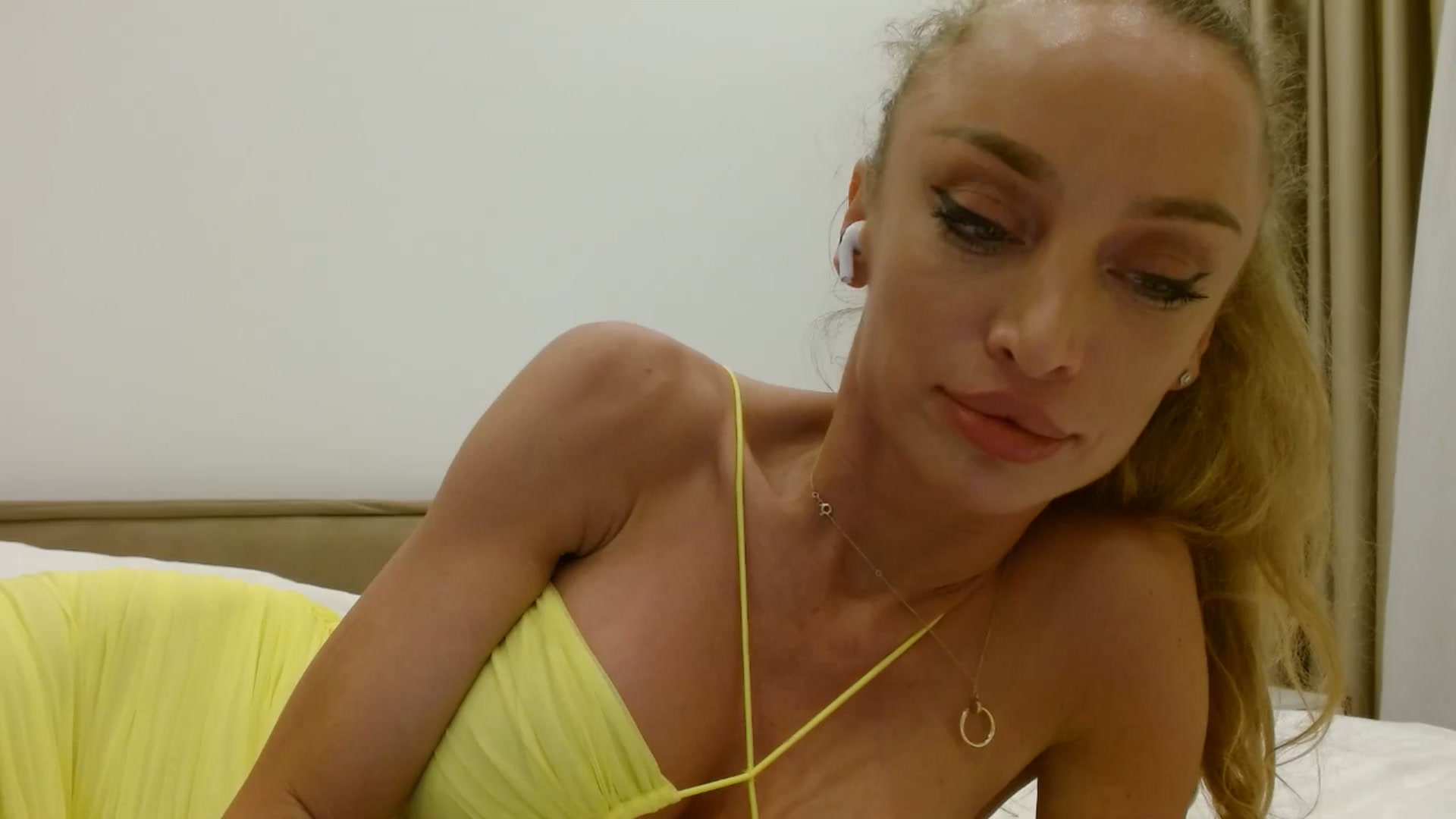 Gallery image thumbnail from Anayys's myfreecams stream on, 06/26/2025, 21:09 image 14 of 20