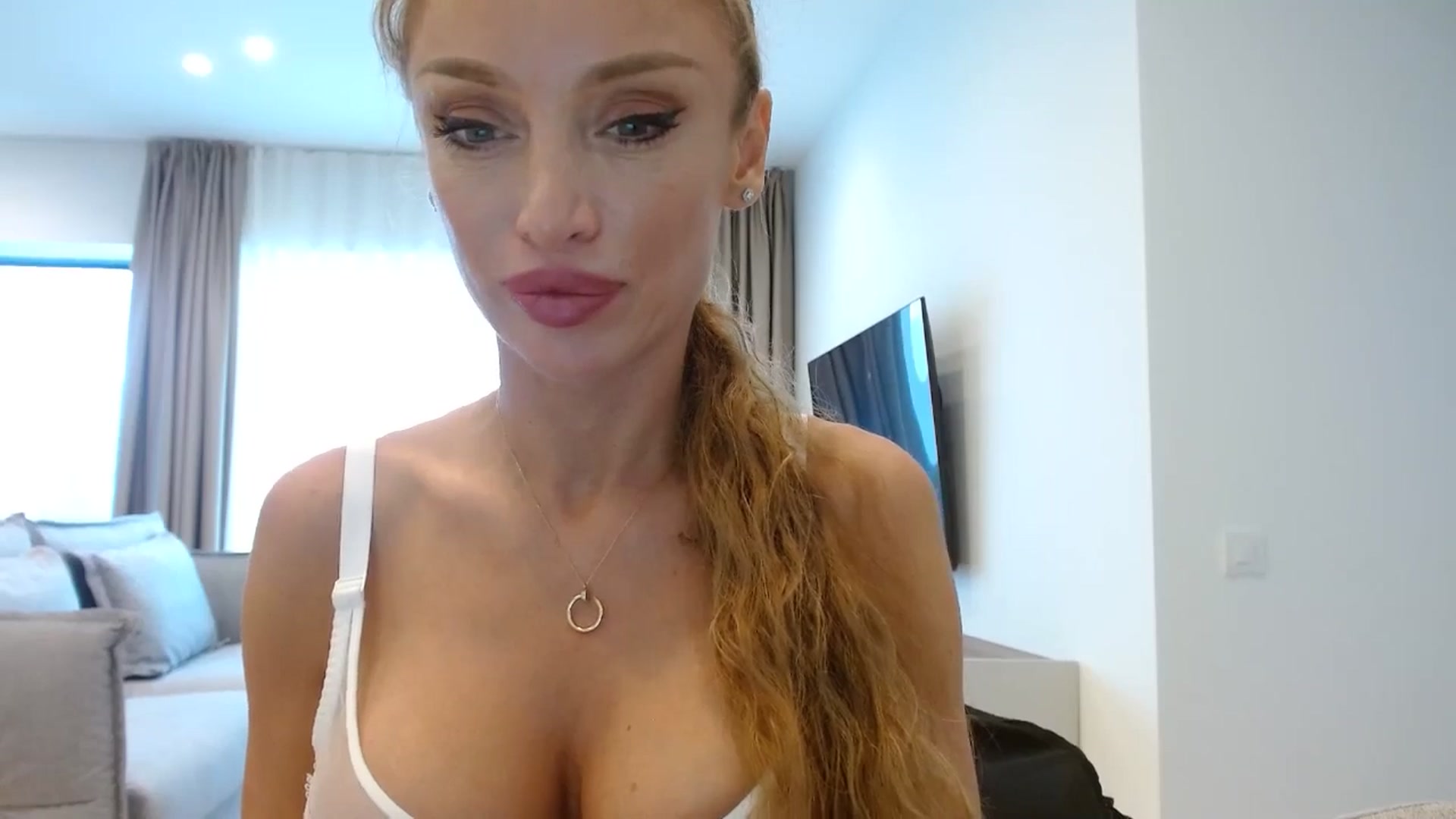 Gallery image thumbnail from Anayys's myfreecams stream on, 06/28/2025, 16:19 image 18 of 20