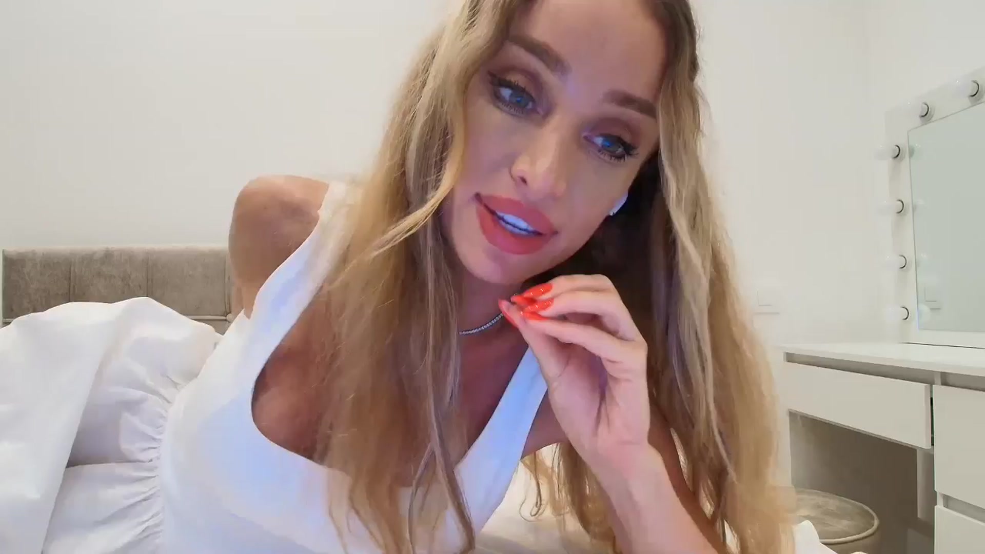 Gallery image thumbnail from Anayys's myfreecams stream on, 08/13/2025, 22:38 image 1 of 20