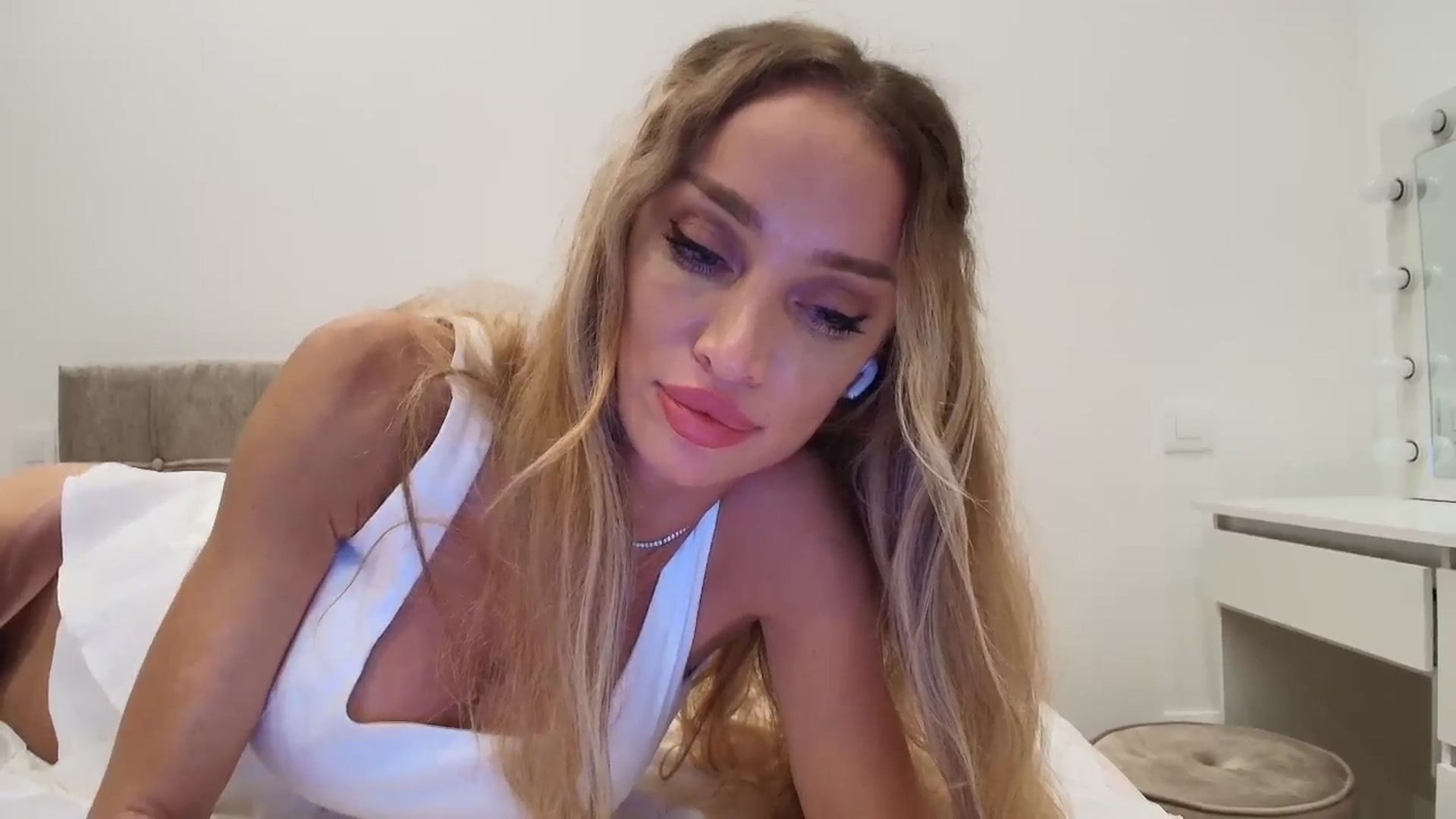 Gallery image thumbnail from Anayys's myfreecams stream on, 08/13/2025, 22:38 image 7 of 20