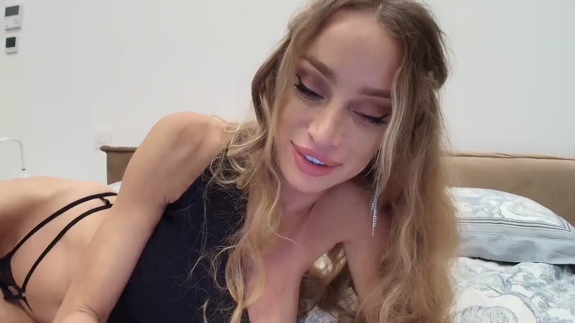 Gallery image thumbnail from Anayys's myfreecams stream on, 08/17/2025, 23:21 image 9 of 20