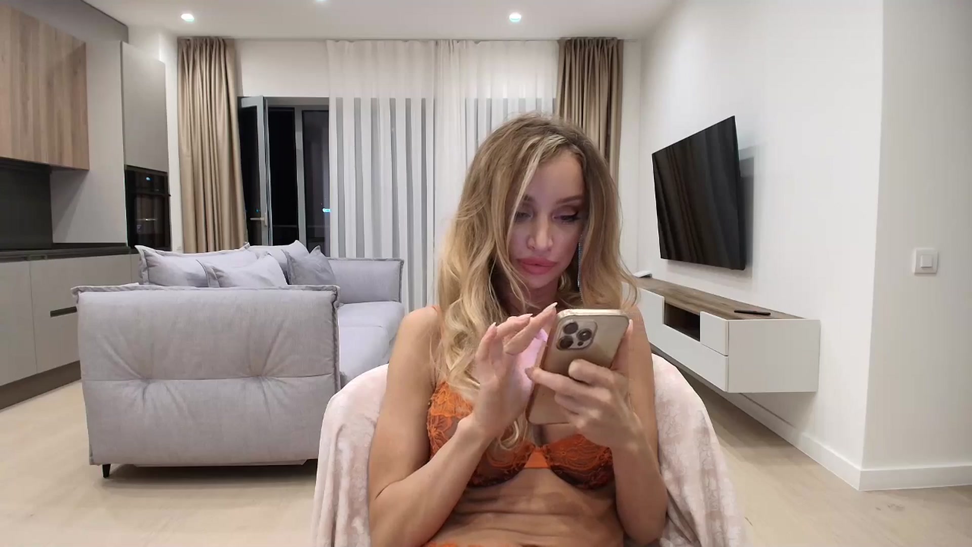 Gallery image thumbnail from Anayys's myfreecams stream on, 08/26/2025, 21:26 image 7 of 20