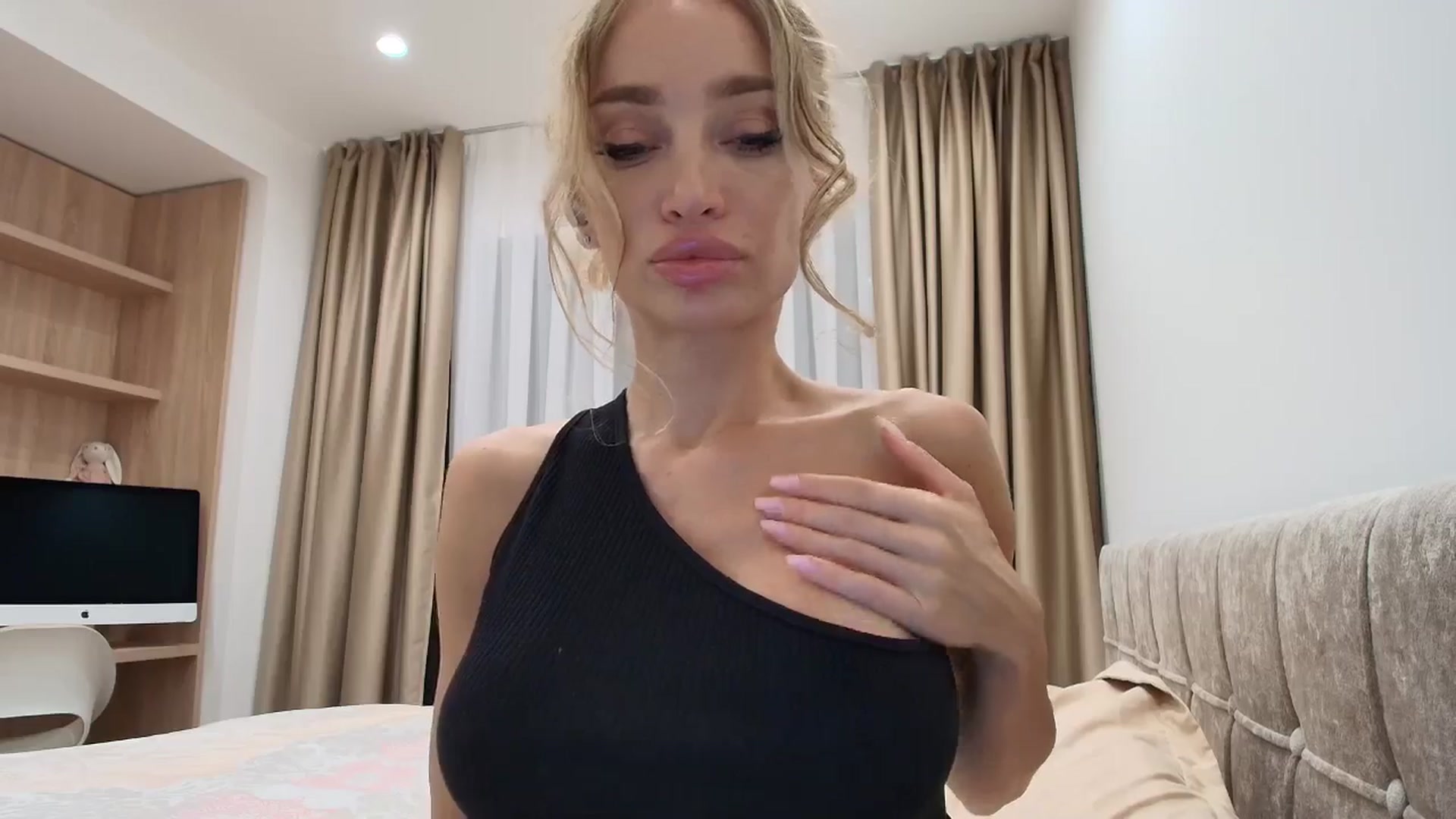 Gallery image thumbnail from Anayys's myfreecams stream on, 08/30/2025, 21:23 image 2 of 20