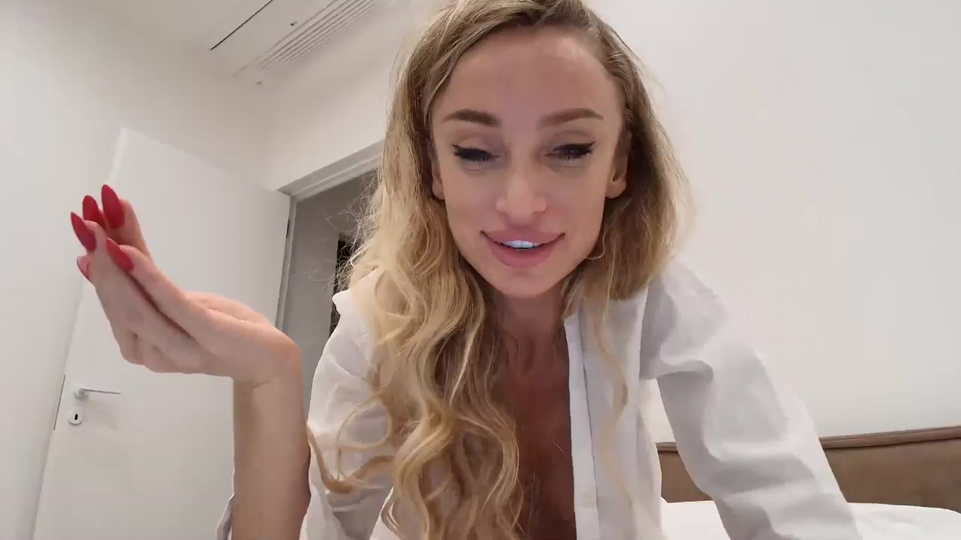 Gallery image thumbnail from Anayys's myfreecams stream on, 09/15/2025, 24:03 image 17 of 20