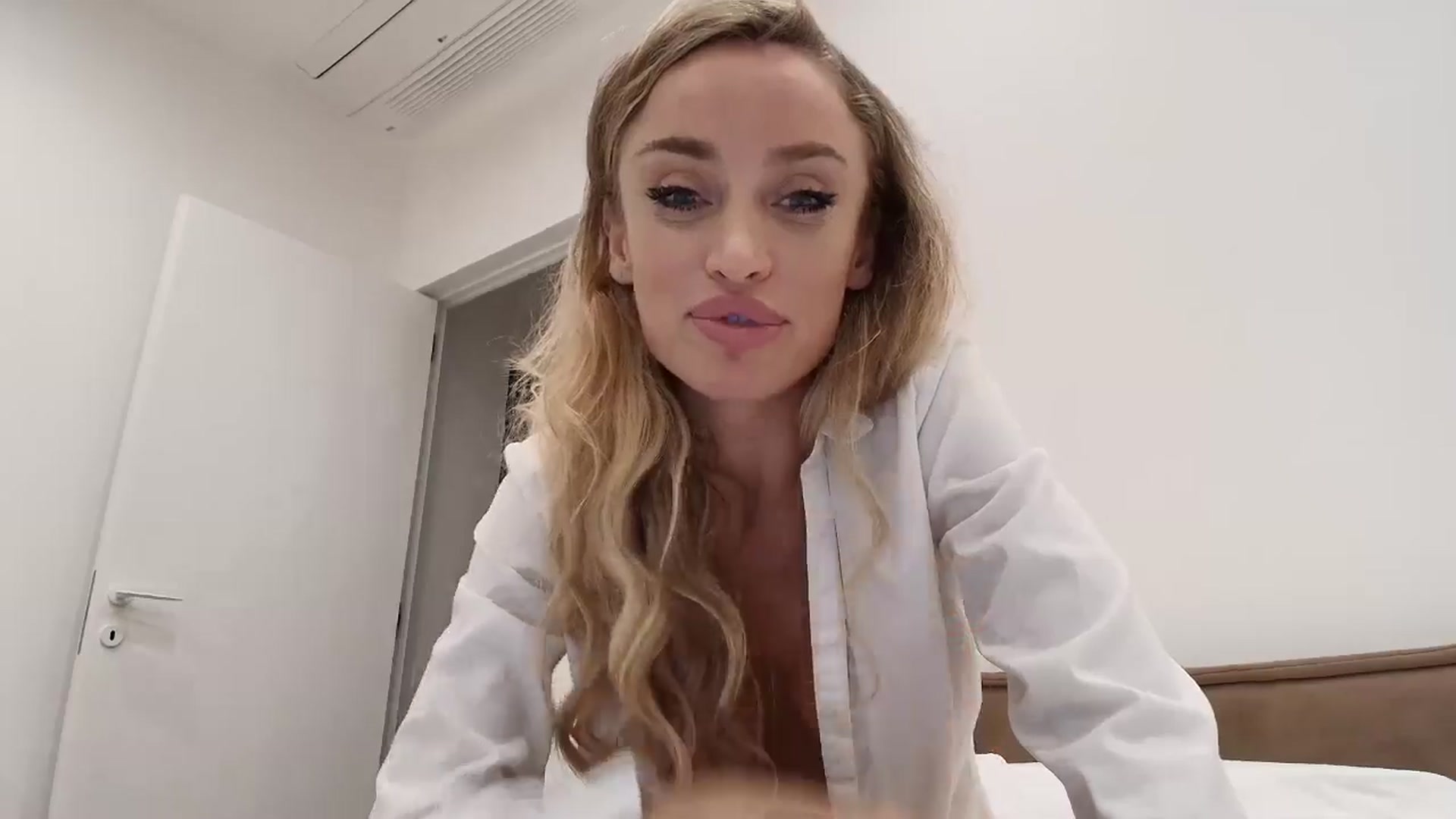 Gallery image thumbnail from Anayys's myfreecams stream on, 09/15/2025, 24:03 image 15 of 20