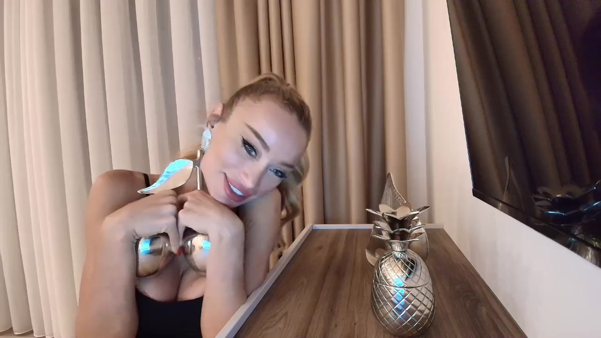 Gallery image thumbnail from Anayys's myfreecams stream on, 09/16/2025, 19:48 image 3 of 20