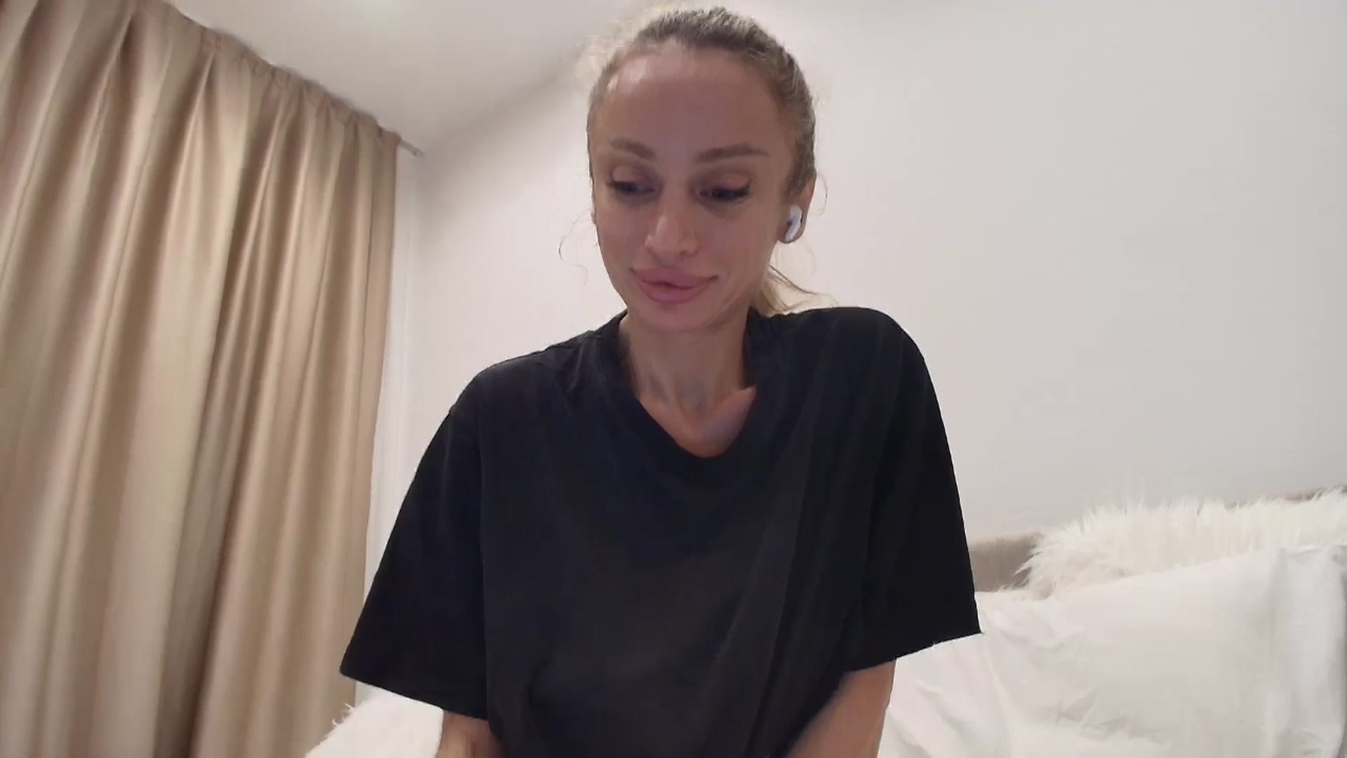 Gallery image thumbnail from Anayys's myfreecams stream on, 09/19/2025, 24:24 image 16 of 20