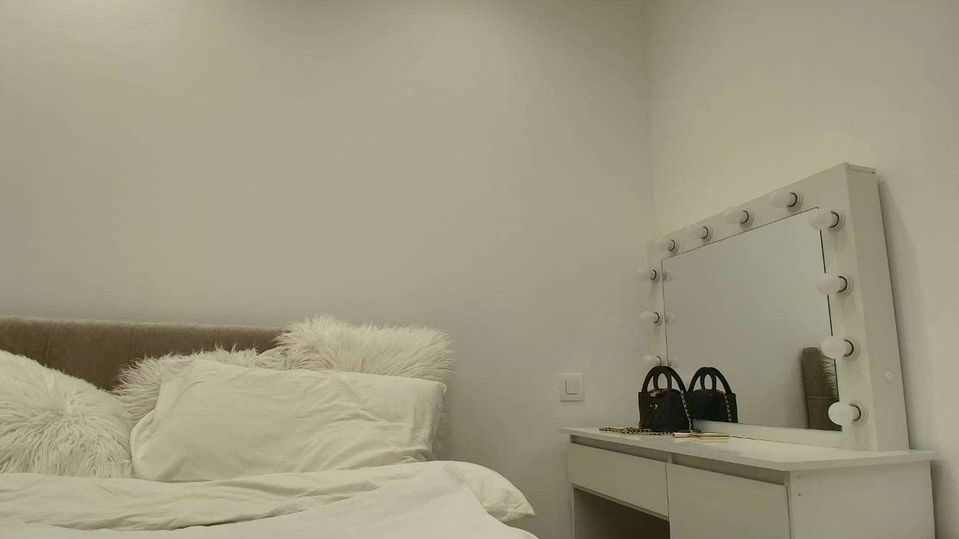 Gallery image thumbnail from Anayys's myfreecams stream on, 09/19/2025, 17:40 image 12 of 20